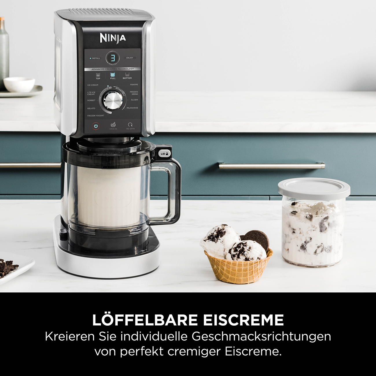 Ninja-ijsmachine met ijs en ingrediënten. Inclusief wafelkegel, ijscontainer en een zwarte ijsmachine.