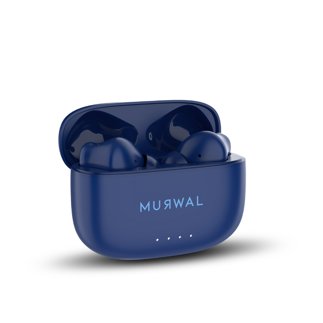 Auriculares inalámbricos azules en un estuche de carga abierto. El estuche tiene la marca 'MUЯWAL' y tres luces indicadoras.