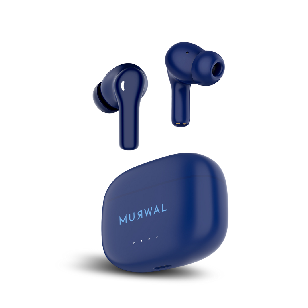Auriculares inalámbricos y estuche de carga azul marino. Los auriculares están sobre el estuche. El estuche tiene la marca y luces indicadoras.