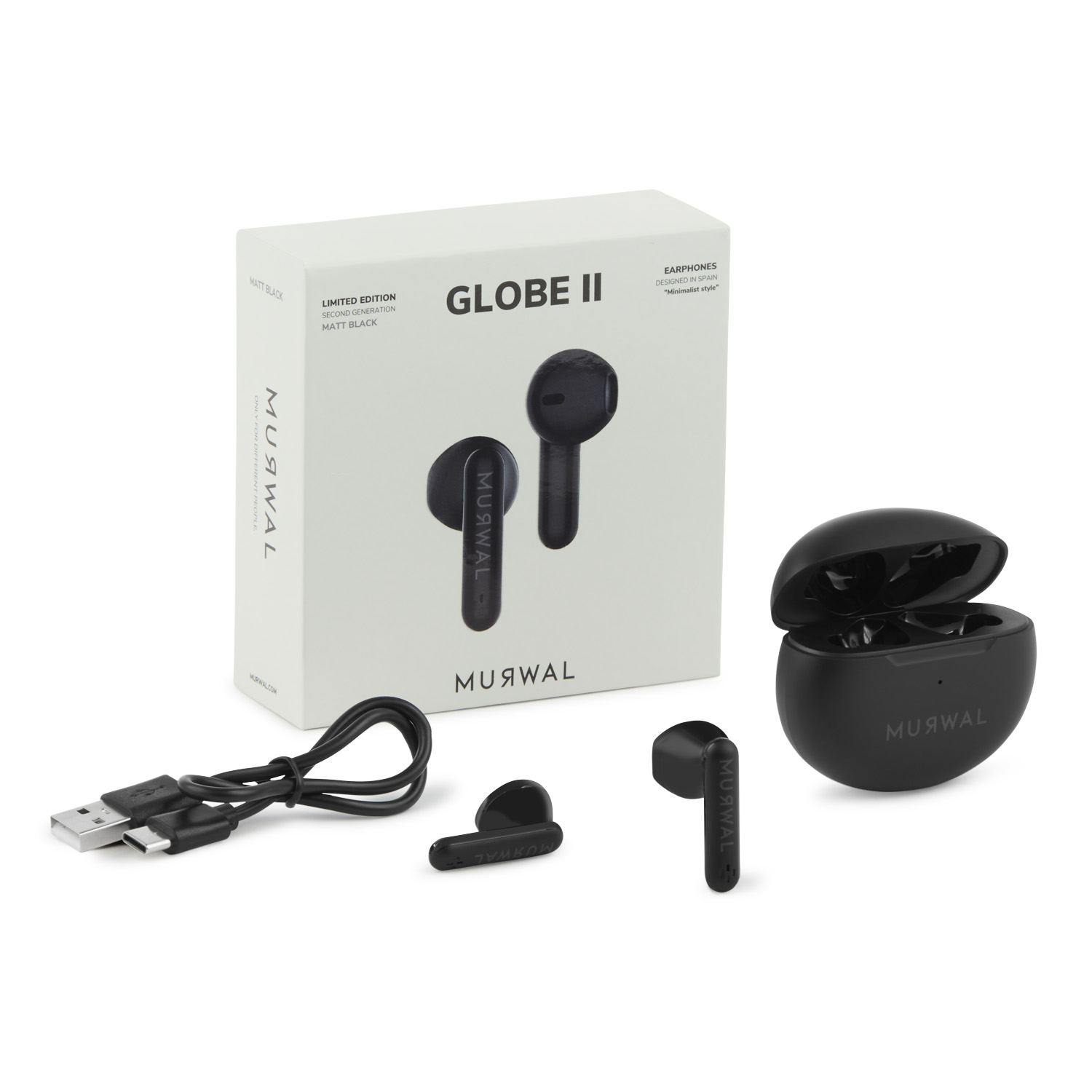 La imagen muestra auriculares negros, estuche de carga y cable. Hay una caja blanca con el nombre de la marca. La escena está sobre una superficie blanca.