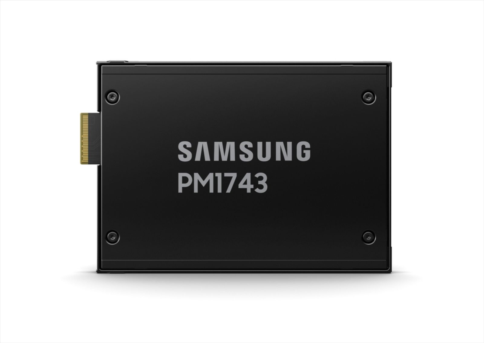 Czarny dysk SSD Samsung PM1743 na białym tle. Posiada złącze po lewej stronie i cztery śruby.