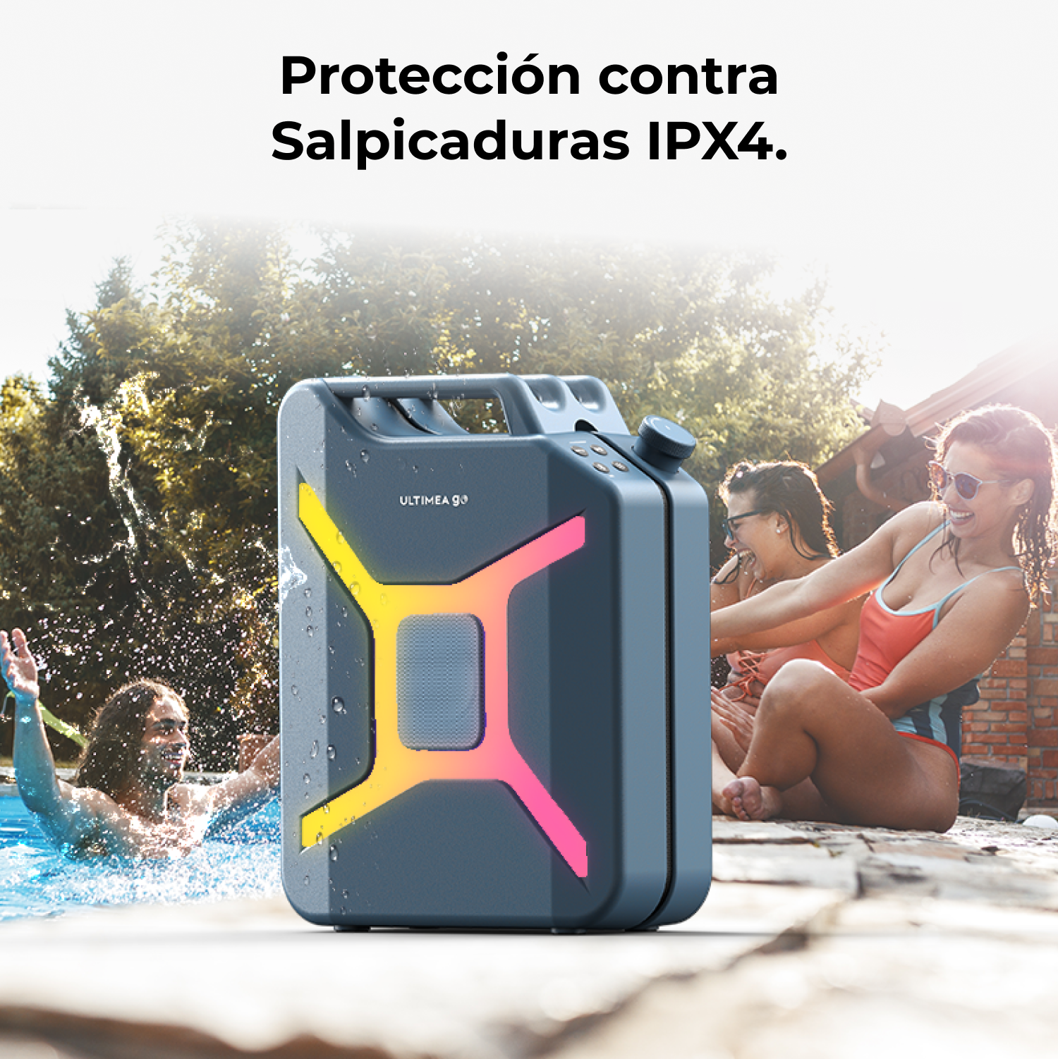 Un altavoz, gente nadando en una piscina y dos mujeres sentadas afuera. El altavoz es resistente al agua.