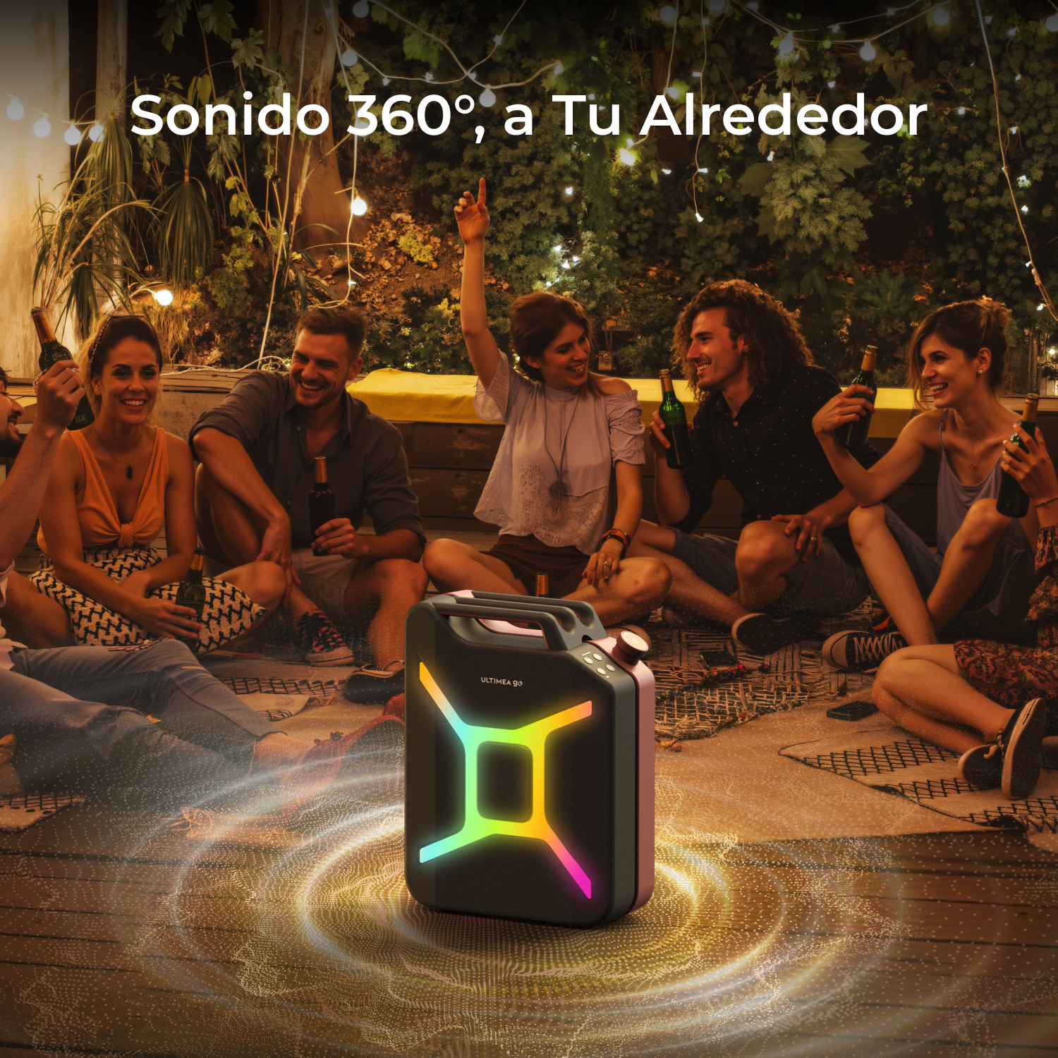 Grupo de amigos bebiendo cerca de un altavoz con luces coloridas. Fiesta bajo luces de cadena por la noche.