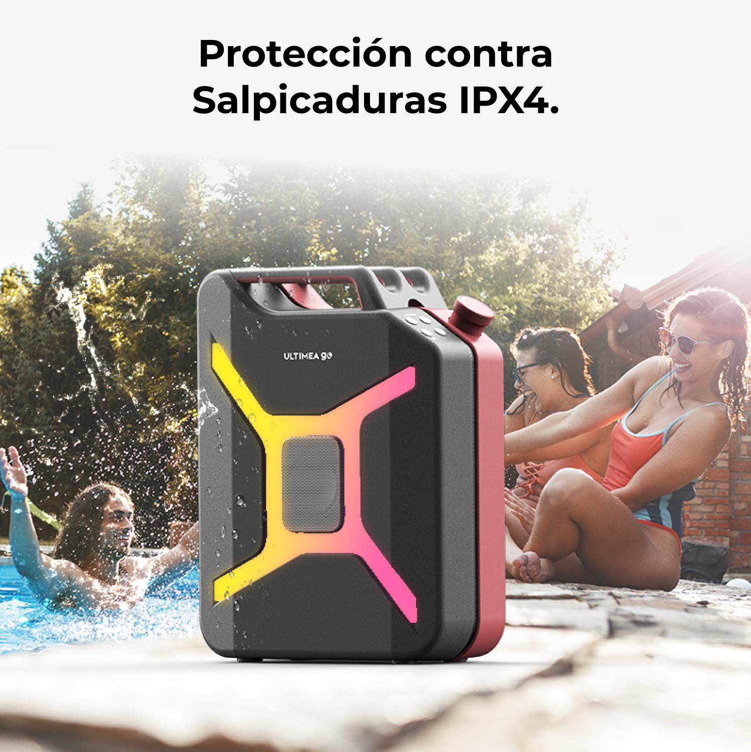 Un altavoz a prueba de salpicaduras con gente en una piscina y tomando el sol. El altavoz es negro, rojo y amarillo.
