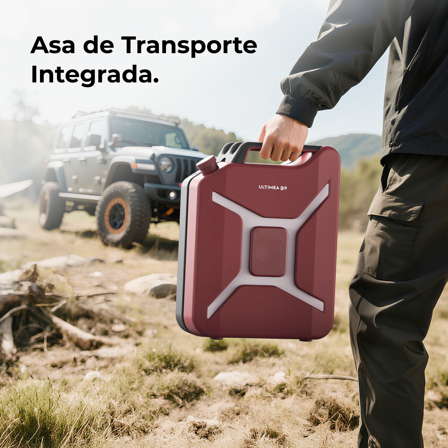 Una persona tiene in mano un contenitore rosso e bianco con manico nero. Un jeep sullo sfondo, in un ambiente esterno.