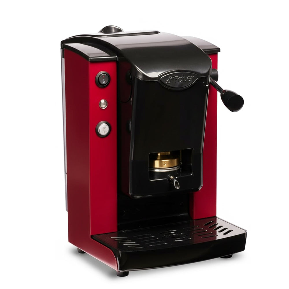 Una macchina per caffè espresso rossa e nera. Ha un coperchio nero, una maniglia e dei pulsanti. La base è nera e si trova su uno sfondo bianco.