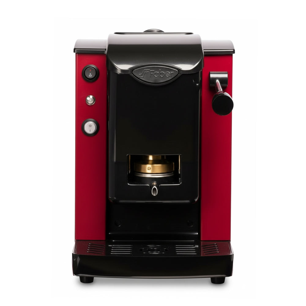Una macchina per espresso rossa e nera. Ha una parte superiore nera e una maniglia sul lato destro. Il marchio è Faber.