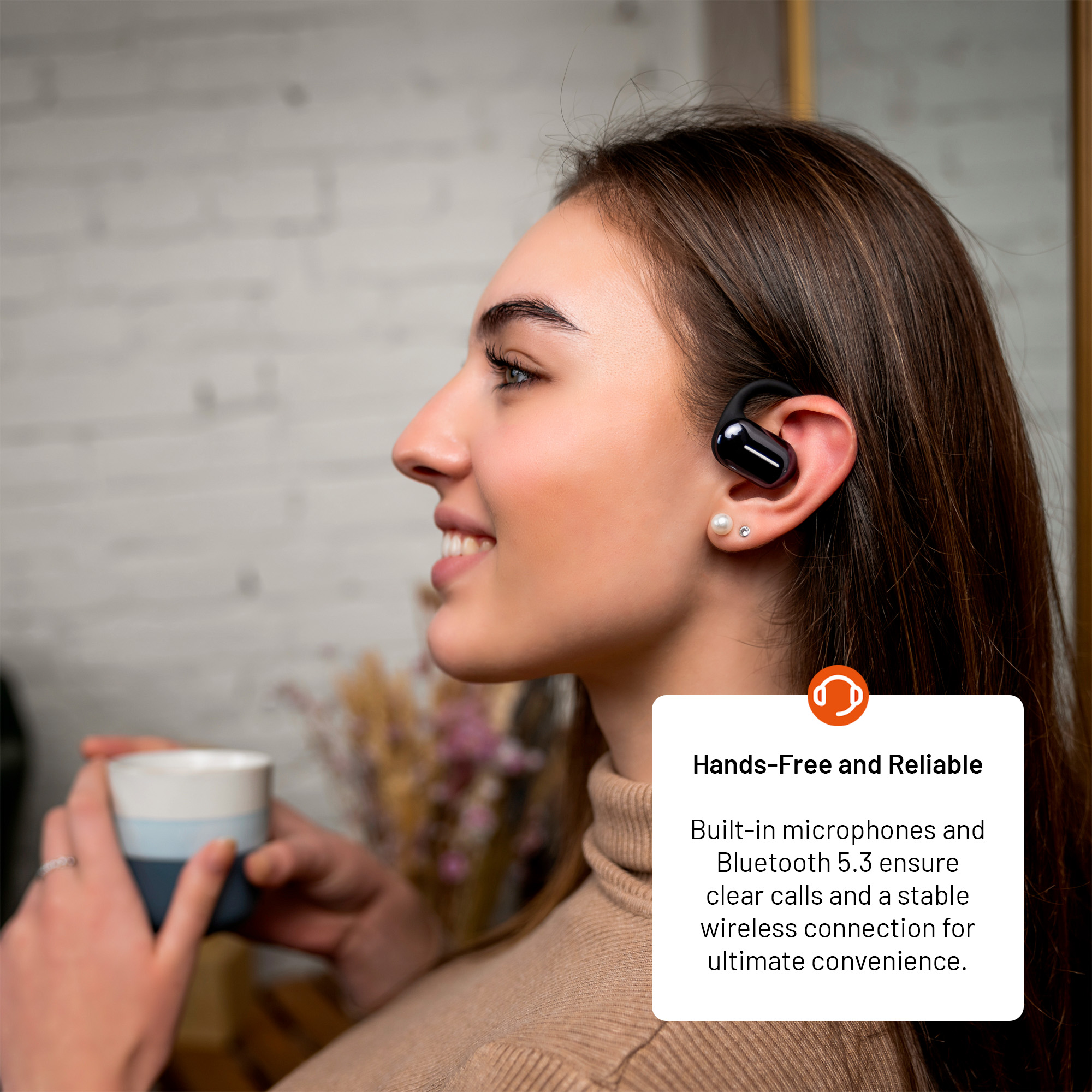 Frau mit schwarzem Ohrhörer, hält Tasse, lächelt. Text: Freisprechen und zuverlässig. Eingebaute Mikrofone und Bluetooth 5.3.