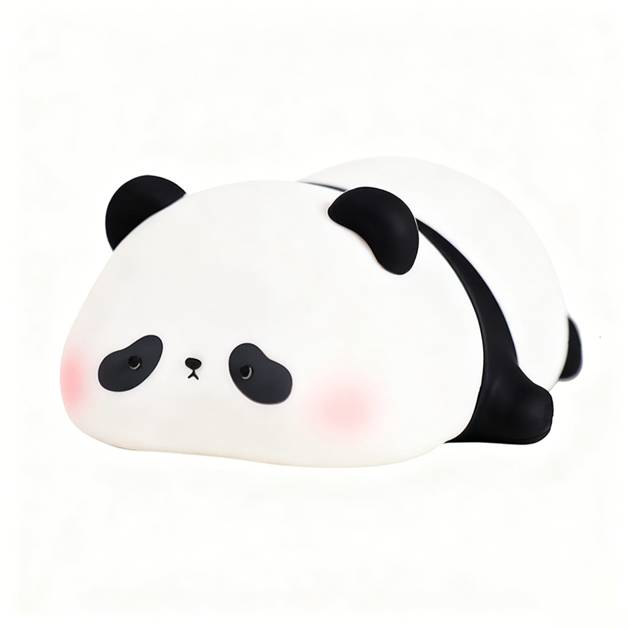 Eine pandaförmige Figur, weiß mit schwarzen Ohren, Augen und einem Streifen auf dem Rücken, liegt auf einer weißen Oberfläche.