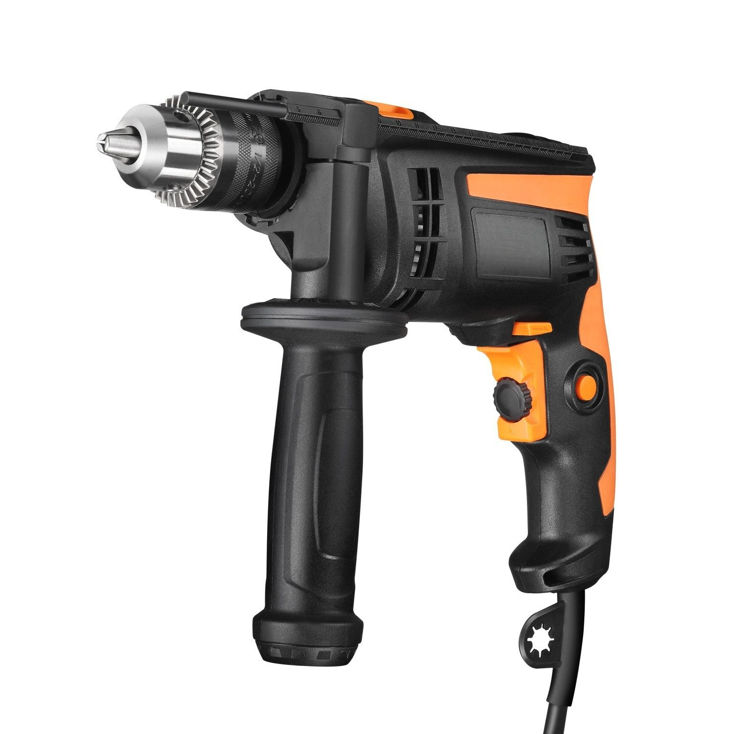 Eine schwarz-orangefarbene Bohrmaschine. Sie hat ein Metallfutter, einen Griff und einen Auslöser. Ein Netzkabel erstreckt sich von unten.