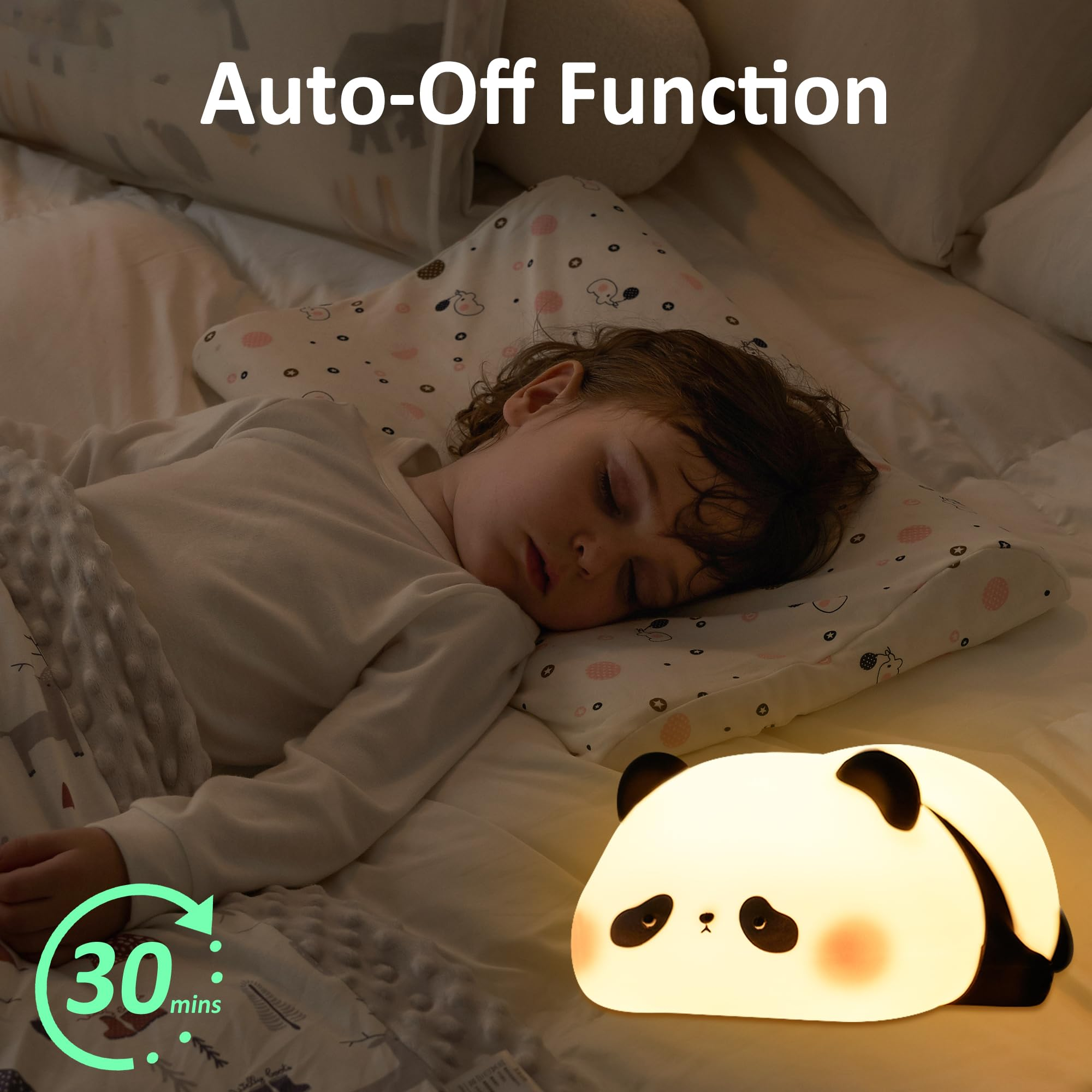 Ein Kind schläft im Bett mit einem Panda-Nachtlicht. Der Text 'Auto-Off Function' ist sichtbar.