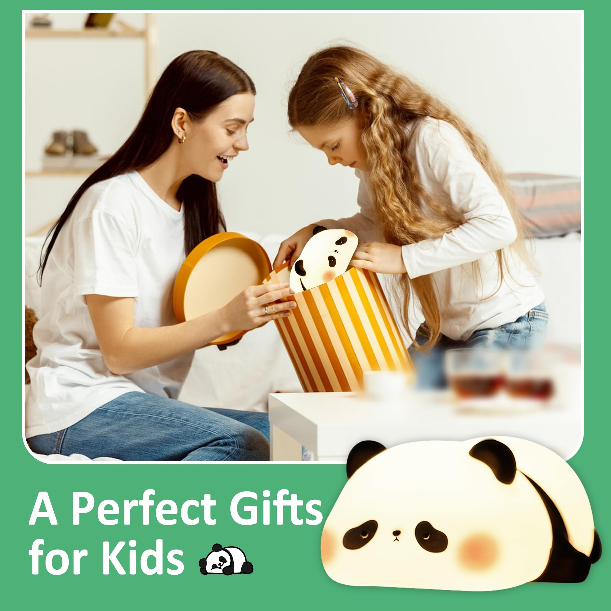 Eine Frau und ein Mädchen öffnen eine Geschenkbox mit einer Pandalampe. Eine Pandalampe befindet sich im Vordergrund.