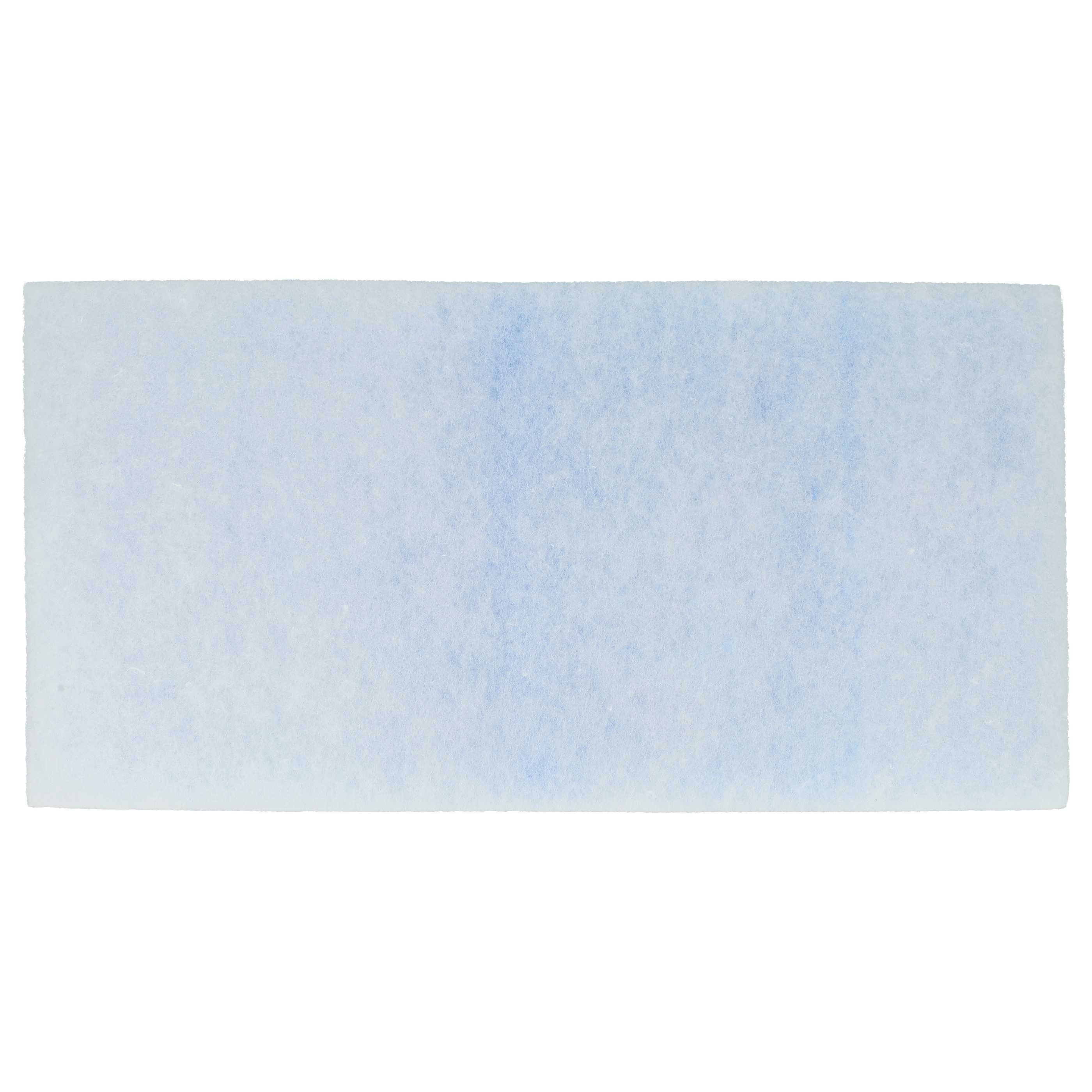 Ein rechteckiger Luftfilter, hellblau mit dunklerem Blau in der Mitte, vor weißem Hintergrund.