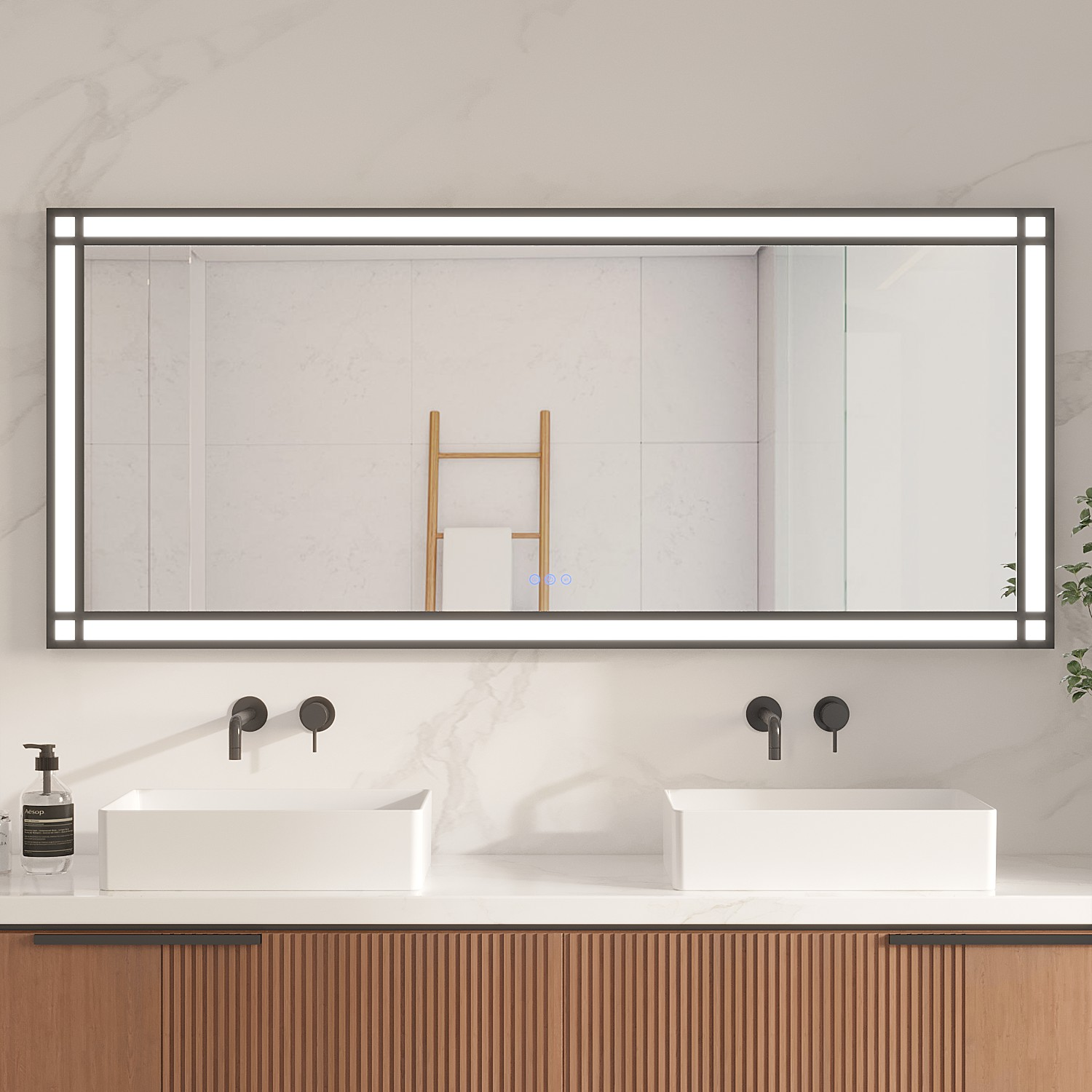 Badezimmer mit großem Spiegel, zwei Waschbecken und Holzschrank. Im Spiegelbild ist ein Handtuchhalter zu sehen.