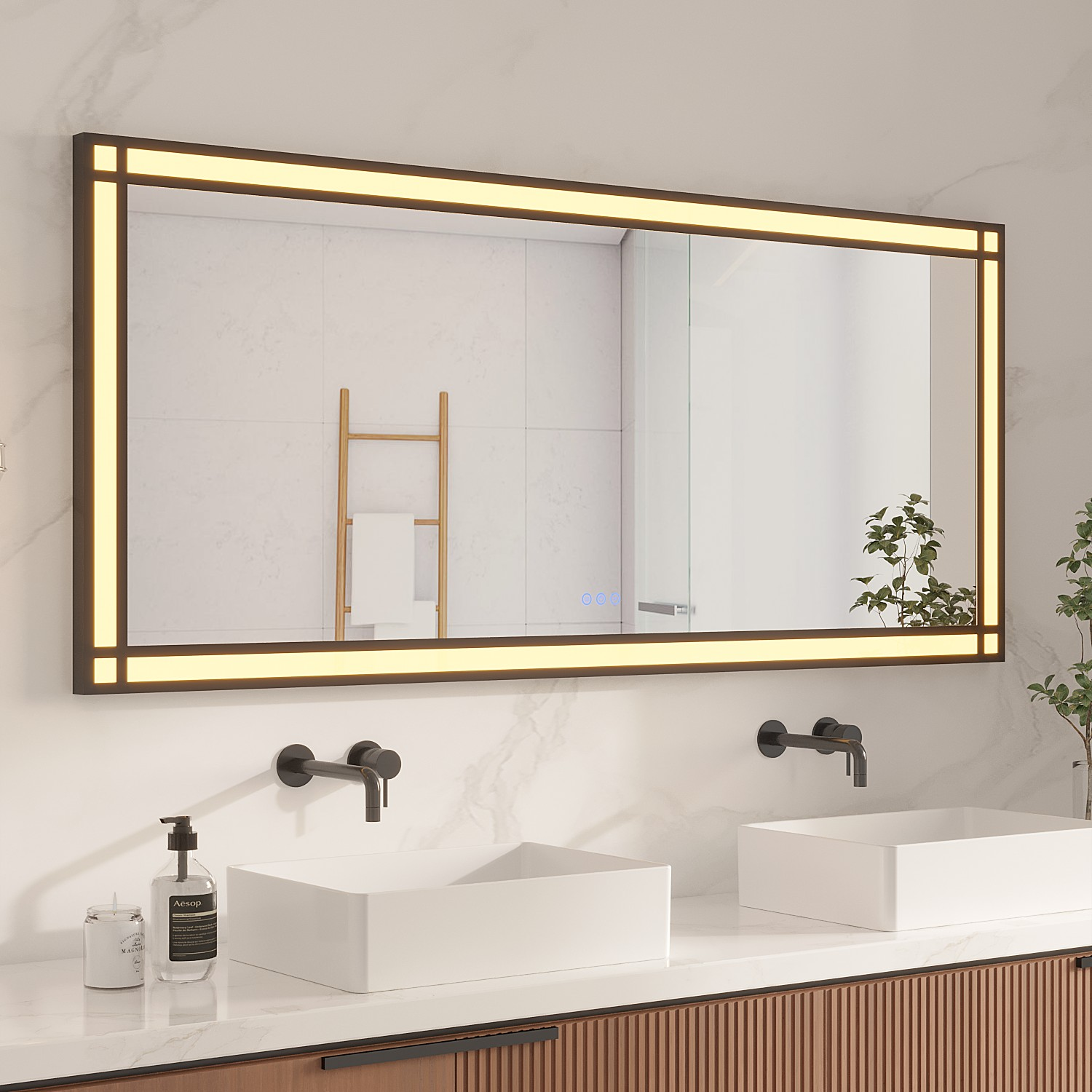 Badezimmer mit beleuchtetem Spiegel über zwei weißen Waschbecken und schwarzen Wasserhähnen. Ein Holzhandtuchhalter und Pflanzen sind ebenfalls zu sehen.