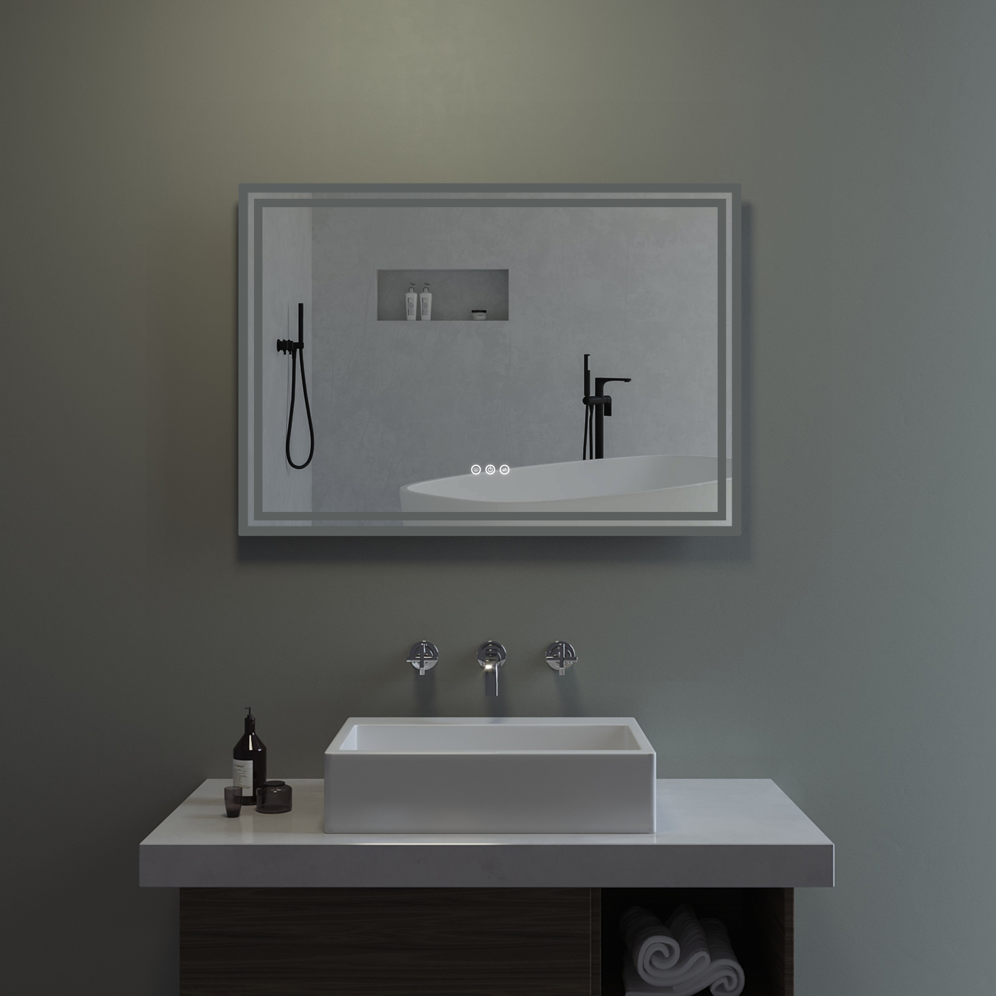 Badezimmer mit Spiegel, Waschbecken und Badewanne. Graue Wände, weiße Armaturen und dunkler Holzschrank. Modernes Design.