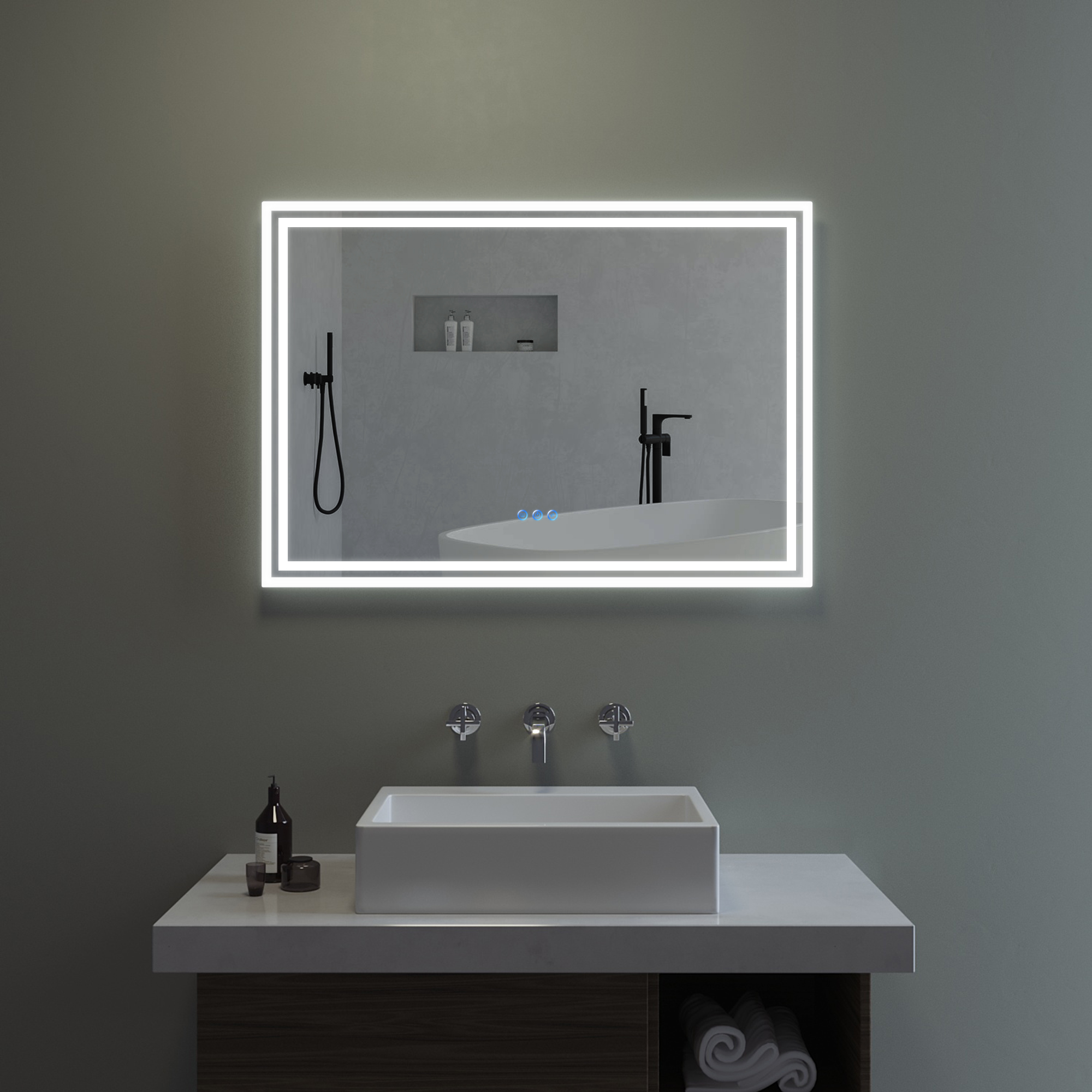 Badezimmer-Szene mit beleuchtetem Spiegel, Waschbecken und Badewanne. Das Farbschema ist Grau und Weiß.