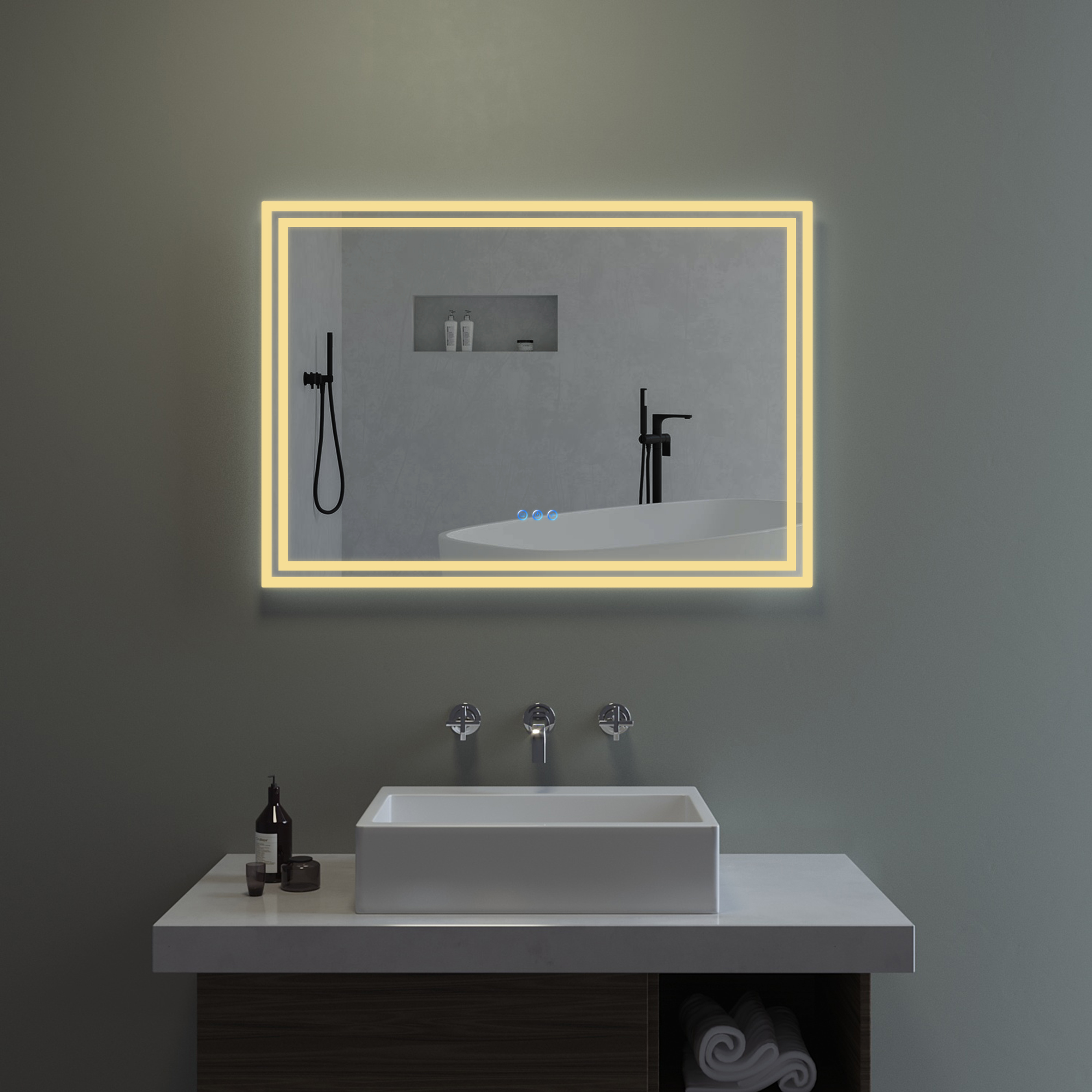 Badezimmer-Szene mit beleuchtetem Spiegel. Waschbecken, Wasserhahn und Toilettenartikel sind sichtbar. Eine Badewanne spiegelt sich im Spiegel.