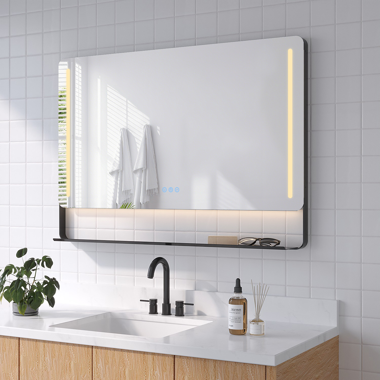 Ein modernes Badezimmer mit großem Spiegel, Handtüchern und Waschbecken. Eine Pflanze und Accessoires schmücken die Arbeitsplatte.