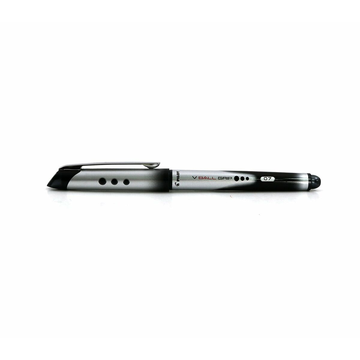 Ein Pilot V Ball Grip 07 Stift. Er ist silber und schwarz mit dem Markennamen und Produktdetails. Der Hintergrund ist weiß.