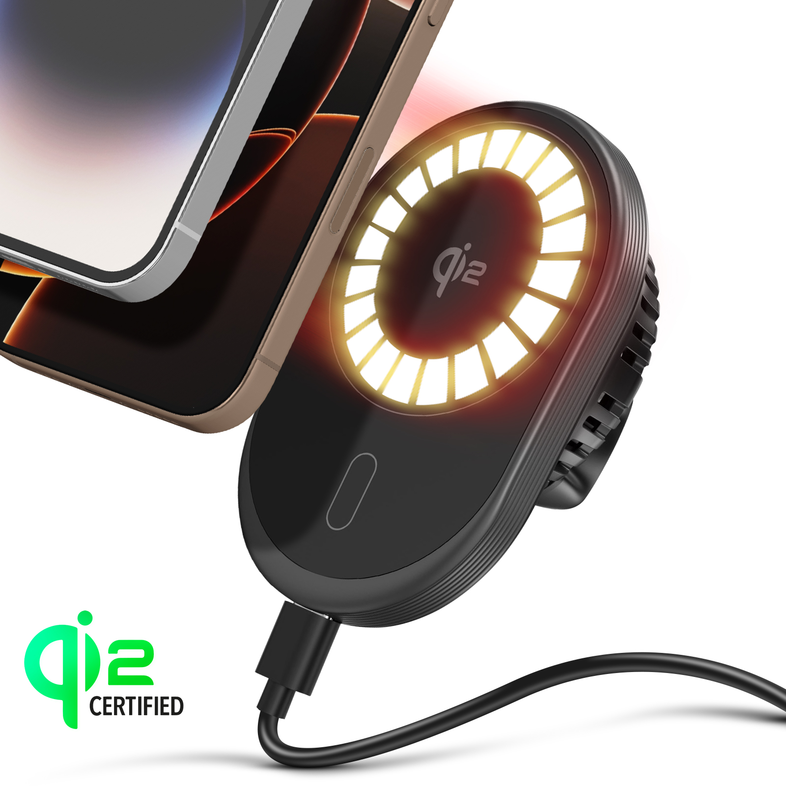 Un telefono si sta caricando in modalità wireless su un caricatore nero con un anello luminoso. Il logo 'qi2 certified' è visibile.