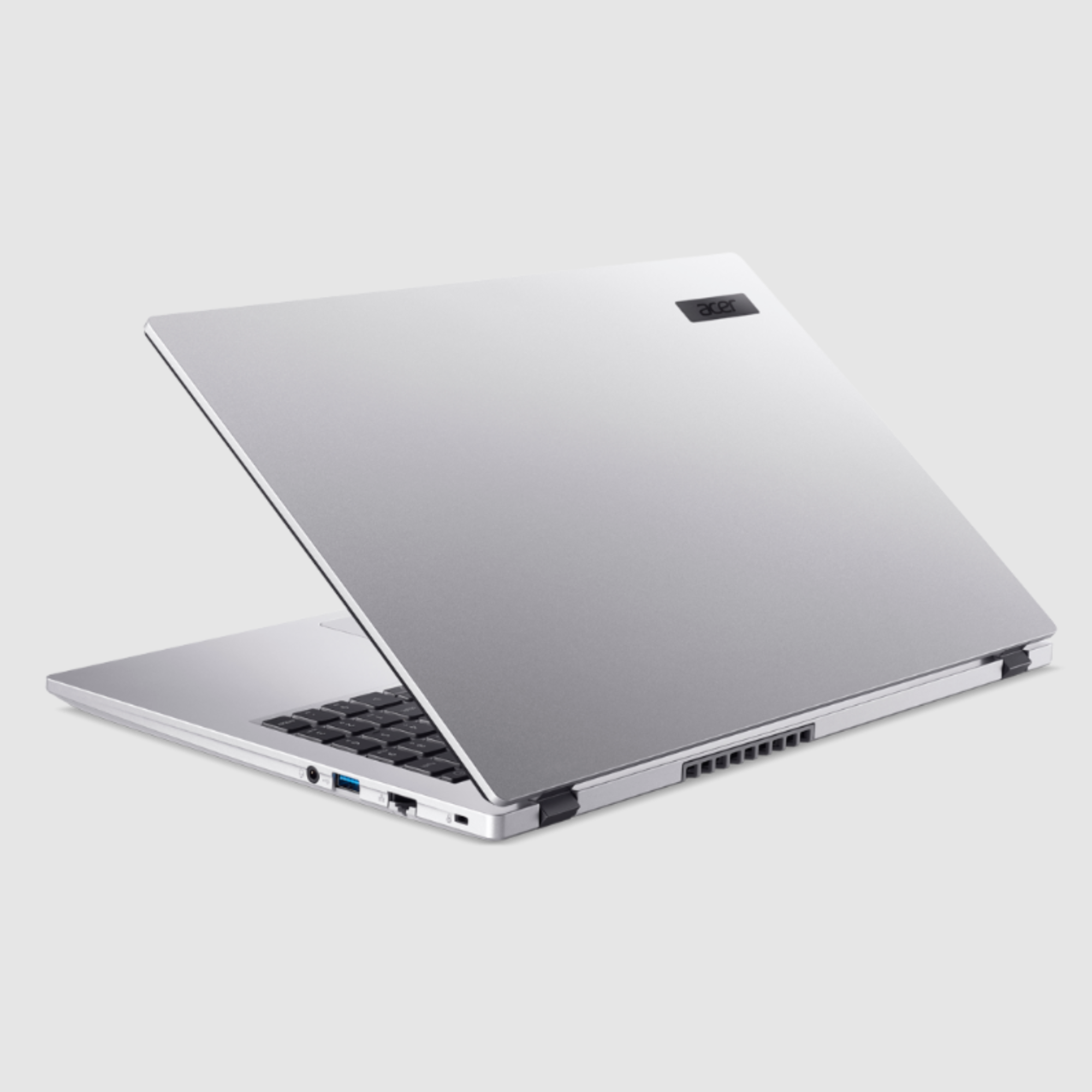 Ein silberner Acer-Laptop ist leicht geöffnet. Die Tastatur ist schwarz. Der Hintergrund ist weiß.