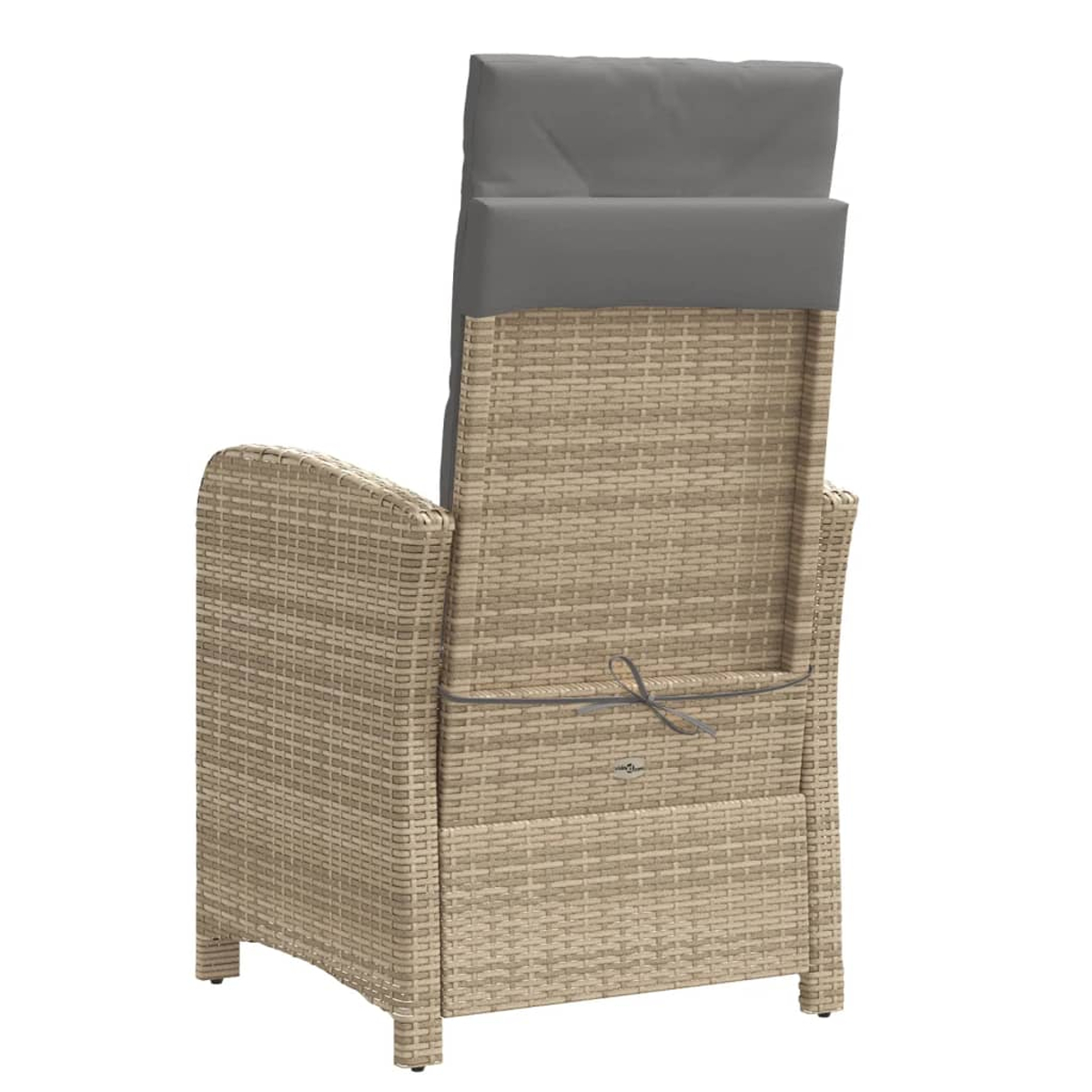 Una sedia da esterno beige intrecciata con un cuscino grigio sullo schienale. La sedia è angolata verso l'osservatore.
