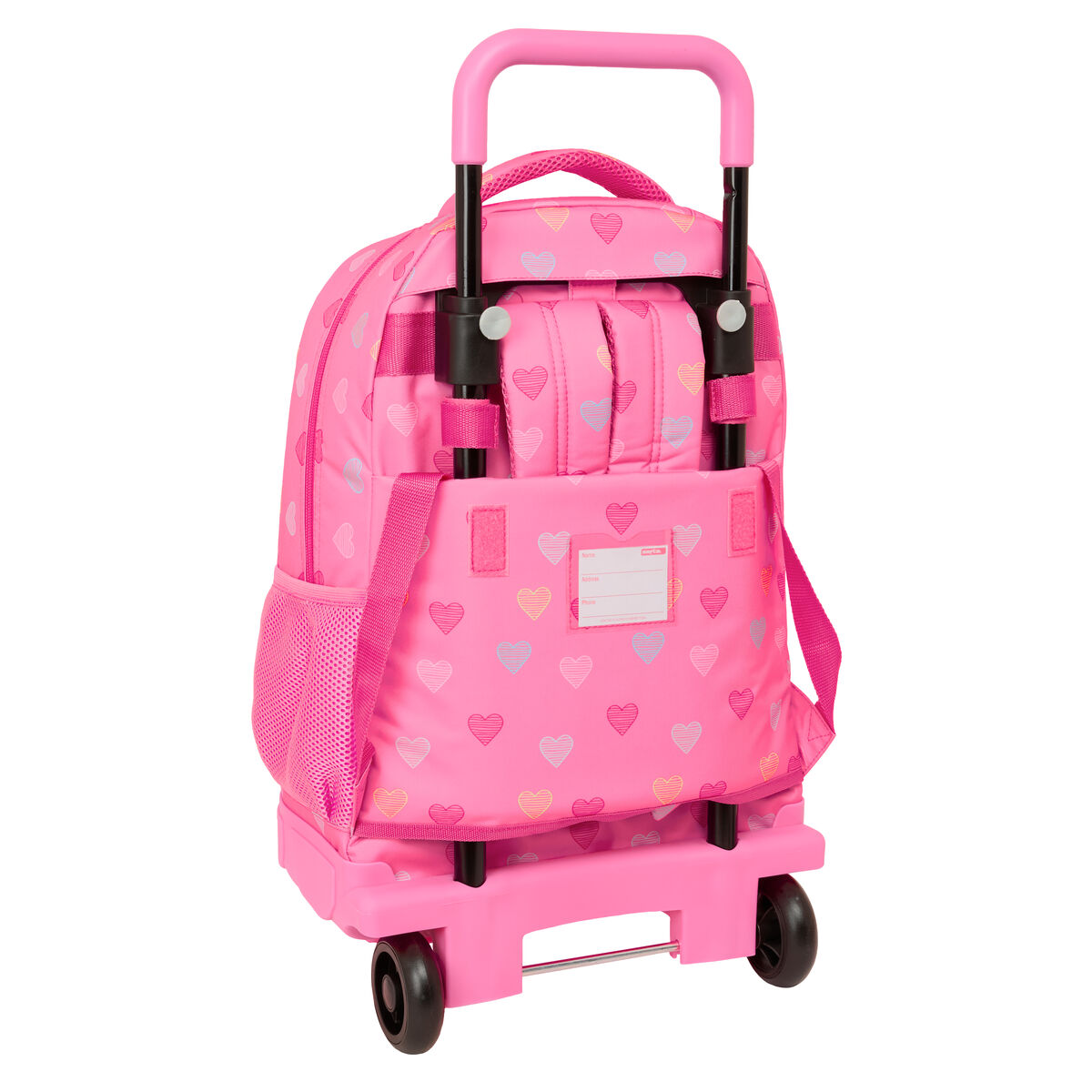 Ein rosa Rollrucksack mit Herzmuster. Er hat einen Griff, Räder und eine Netztasche. Der Hintergrund ist weiß.