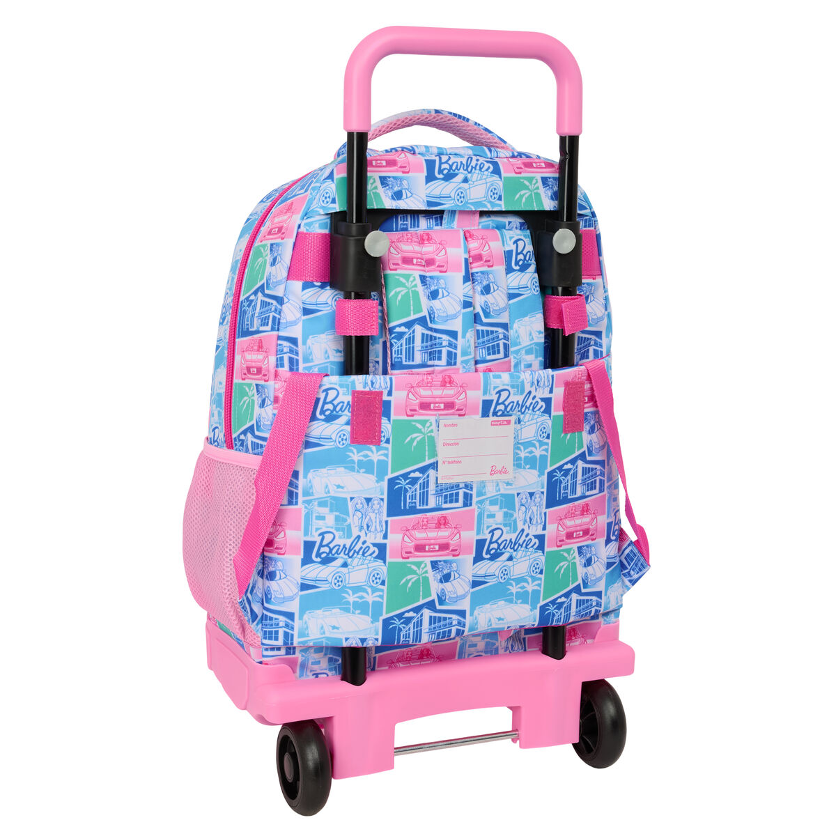 Ein pinkfarbener Barbie-Rollrucksack mit einem blau-rosa-weißen Muster aus Autos und Häusern. Er hat einen pinkfarbenen Griff und Räder.