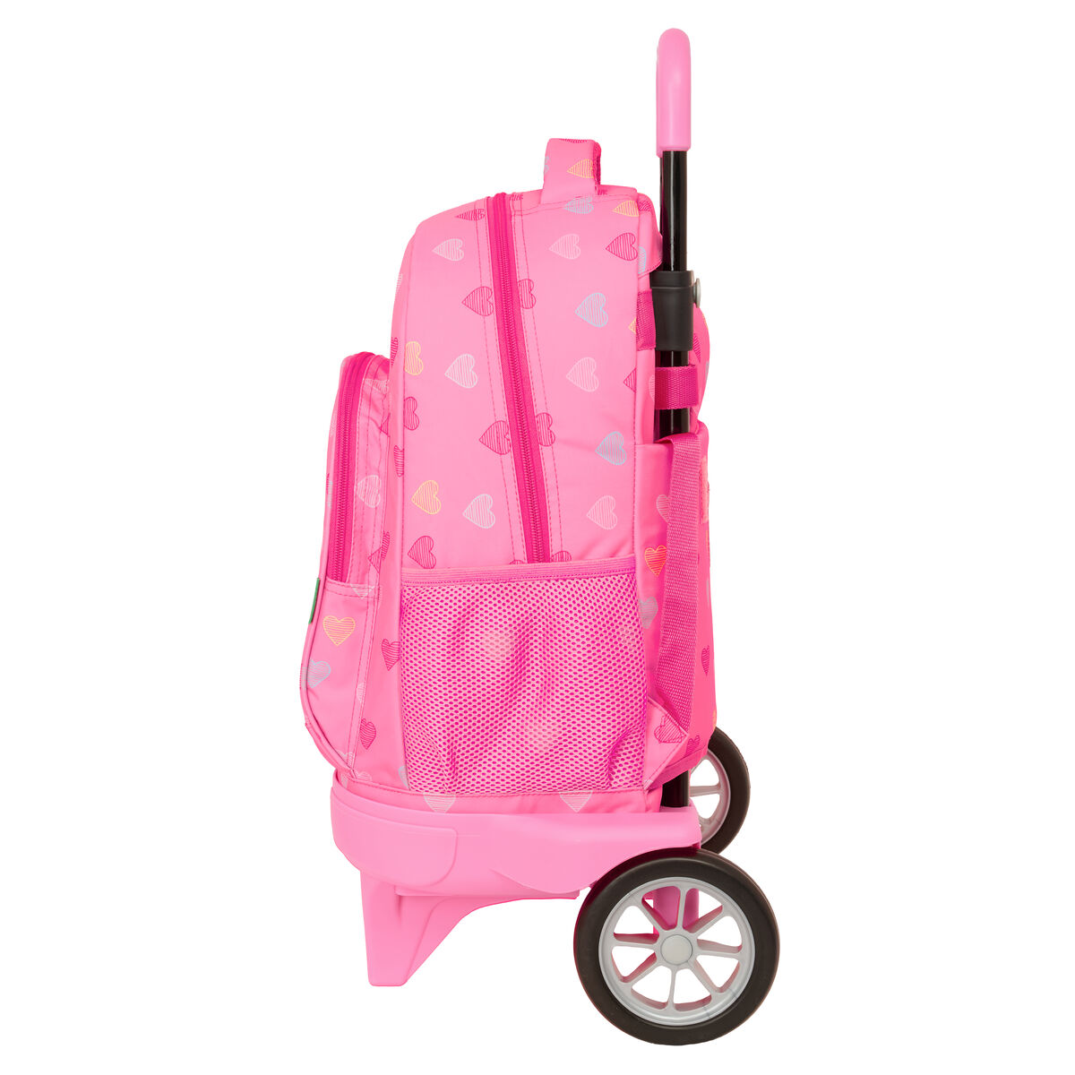 Ein rosa Rollrucksack mit Herzmustern. Er hat einen Griff, zwei Räder und mehrere Fächer. Der Hintergrund ist weiß.