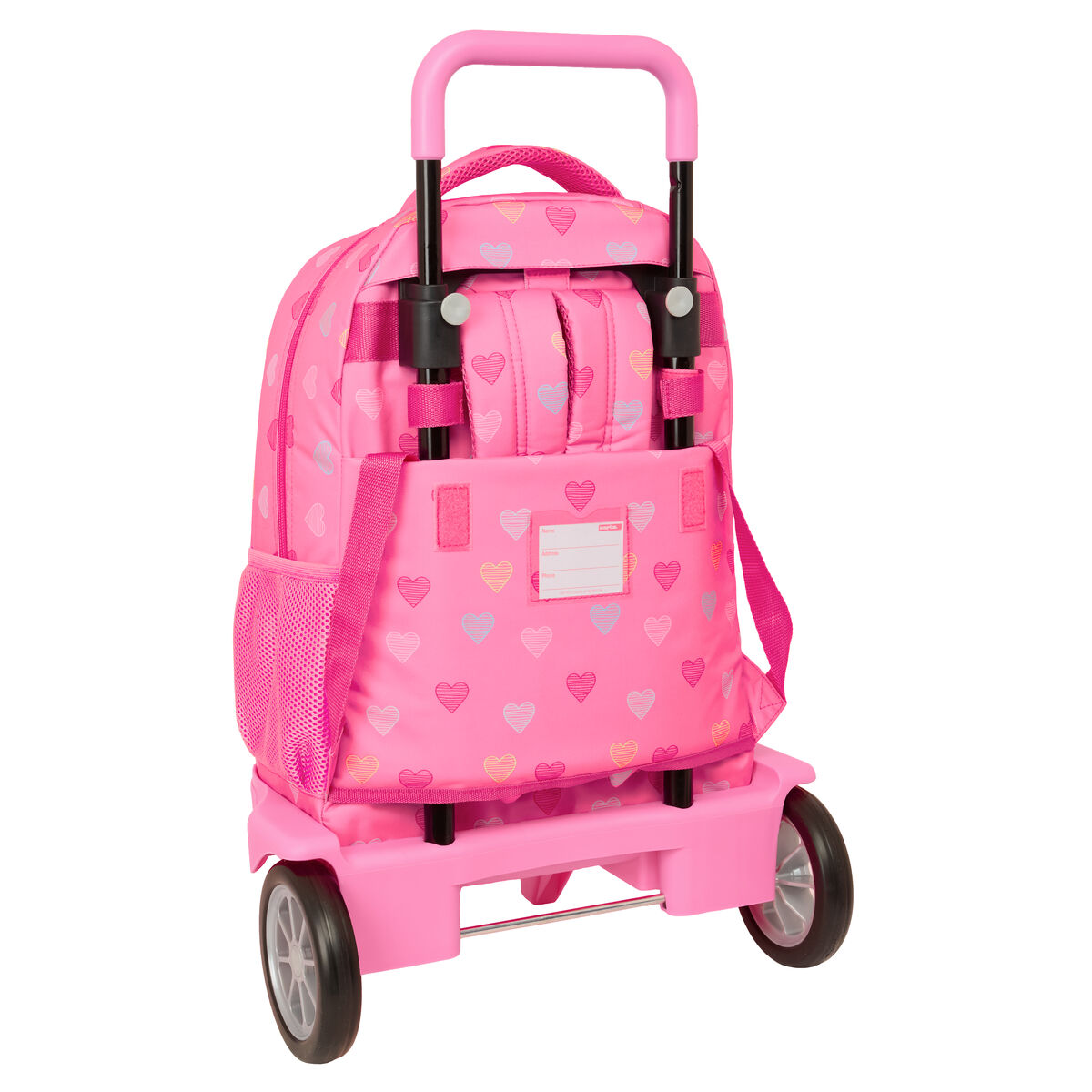 Ein pinkfarbener Rollrucksack mit Herzmustern. Er hat einen Griff, Räder und eine Seitentasche aus Netzstoff.