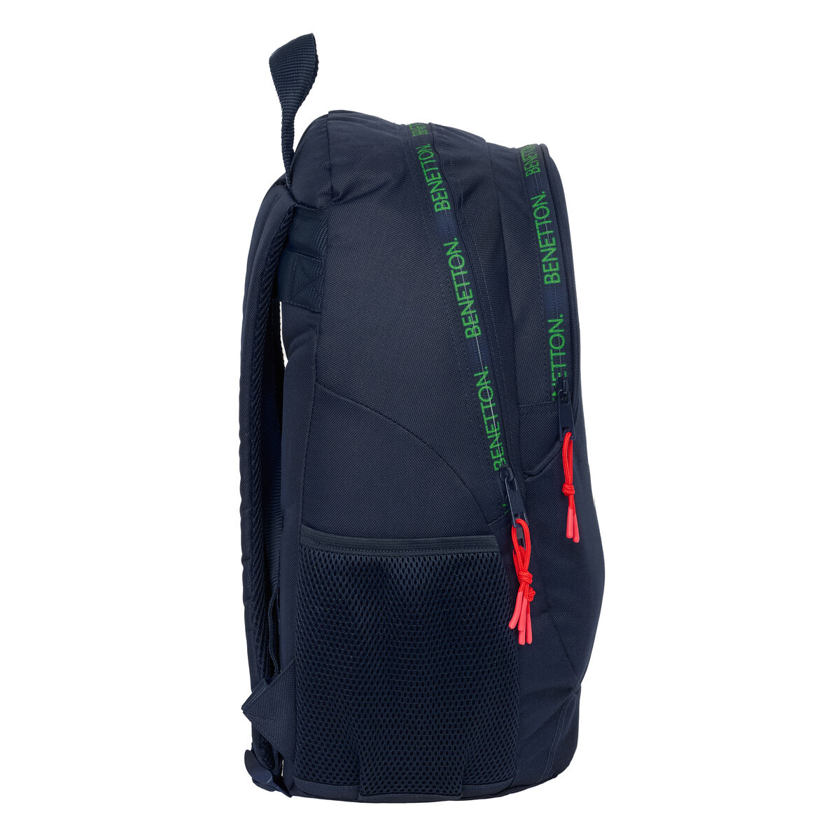 Ein marineblauer Rucksack mit grünem Benetton-Text. Er hat rote Reißverschlussanhänger, eine seitliche Netztasche und einen oberen Griff.