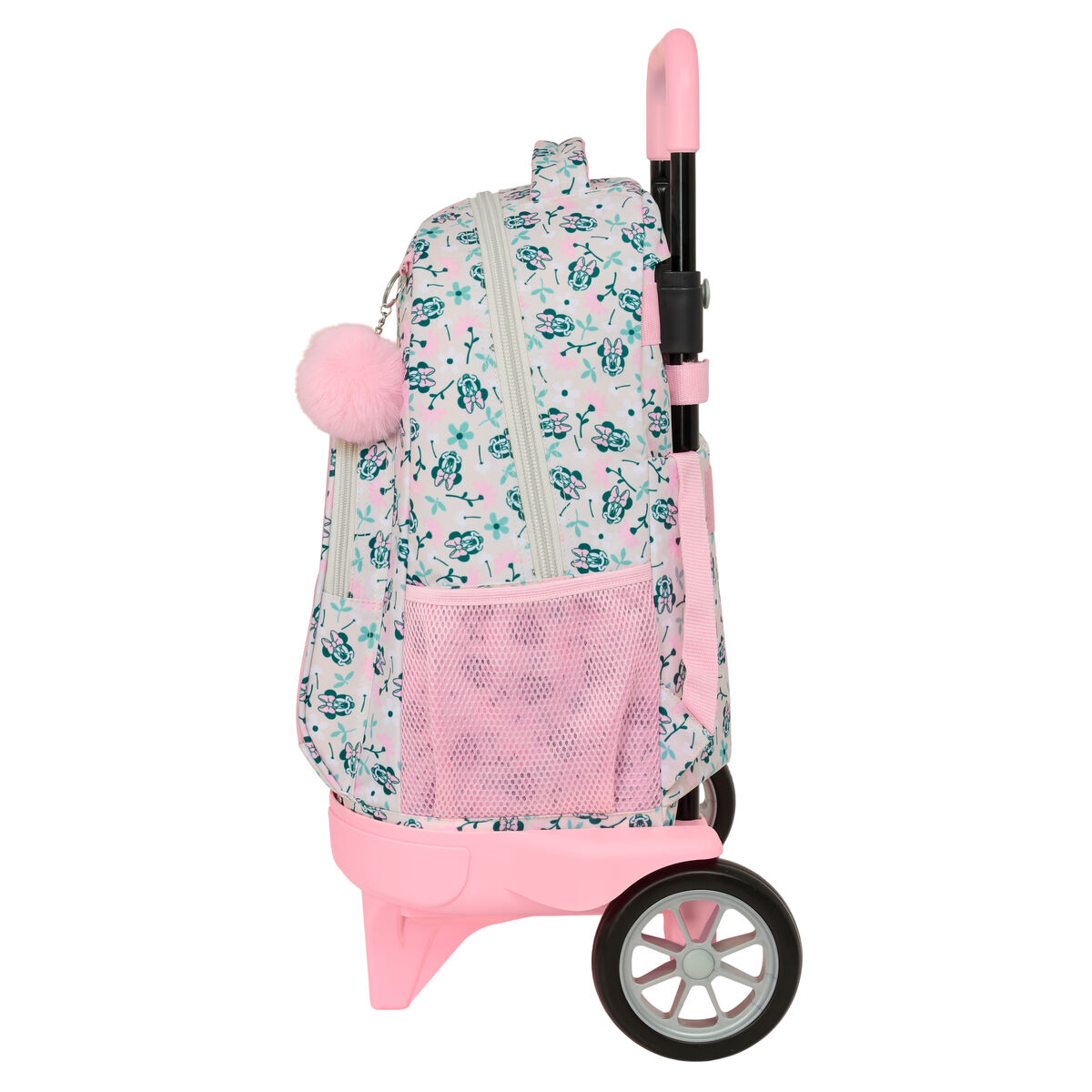 Ein pinkfarbener Rollrucksack mit Blumenmustern, einem pinkfarbenen Pompon und einem schwarzen Griff. Er hat eine Netztasche und zwei Räder.