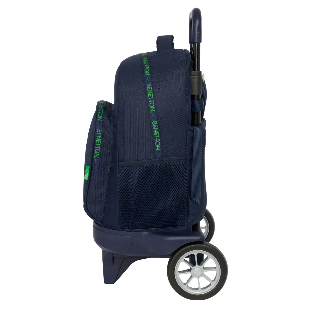 Eine marineblaue Benetton-Einkaufstasche mit Rollen. Sie hat zwei Räder, einen ausziehbaren Griff und eine Seitentasche. Weißer Hintergrund.