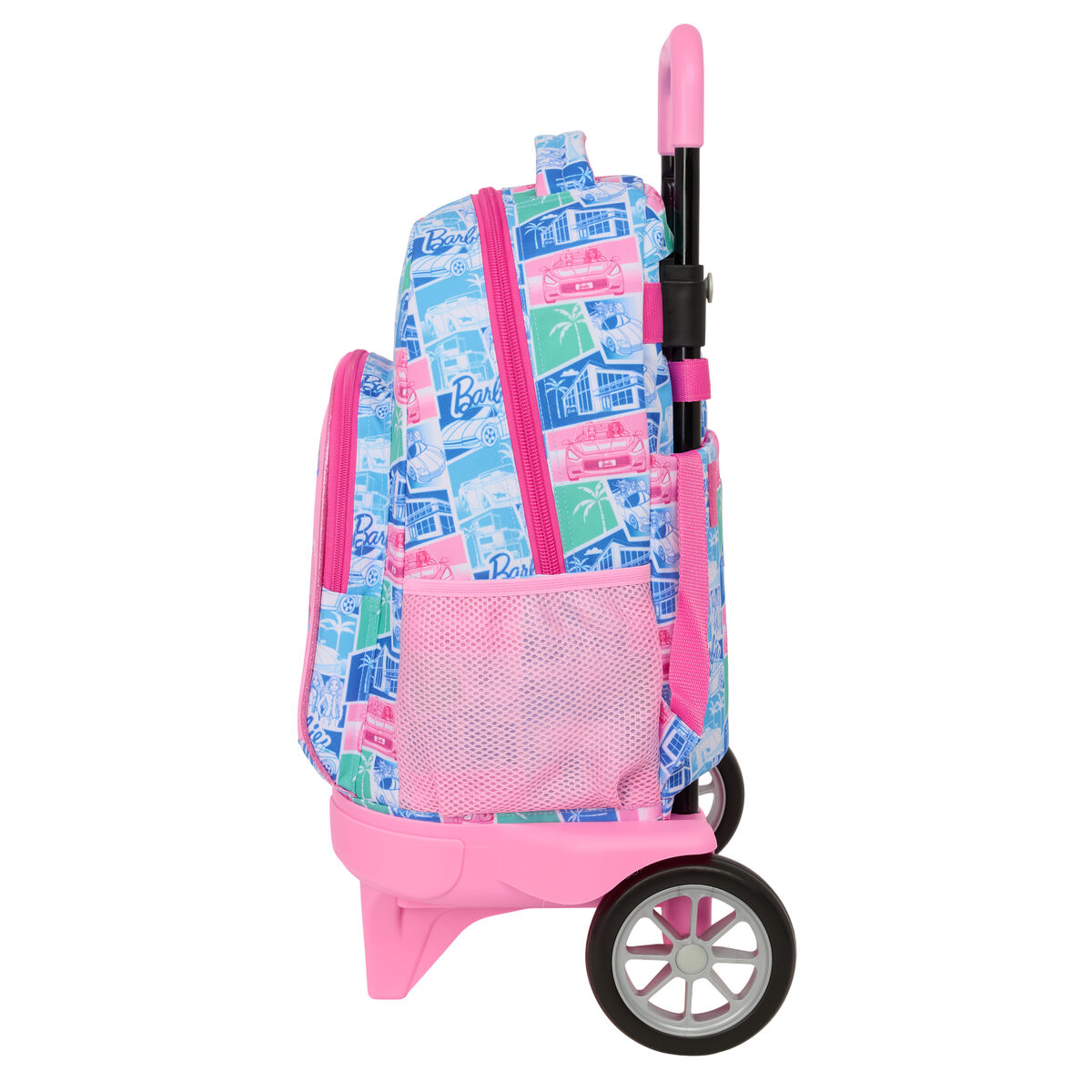 Ein pinkfarbener Barbie-Rollrucksack steht auf weißem Hintergrund. Er hat ein gemustertes Design, zwei Räder, einen Griff und eine Seitentasche.