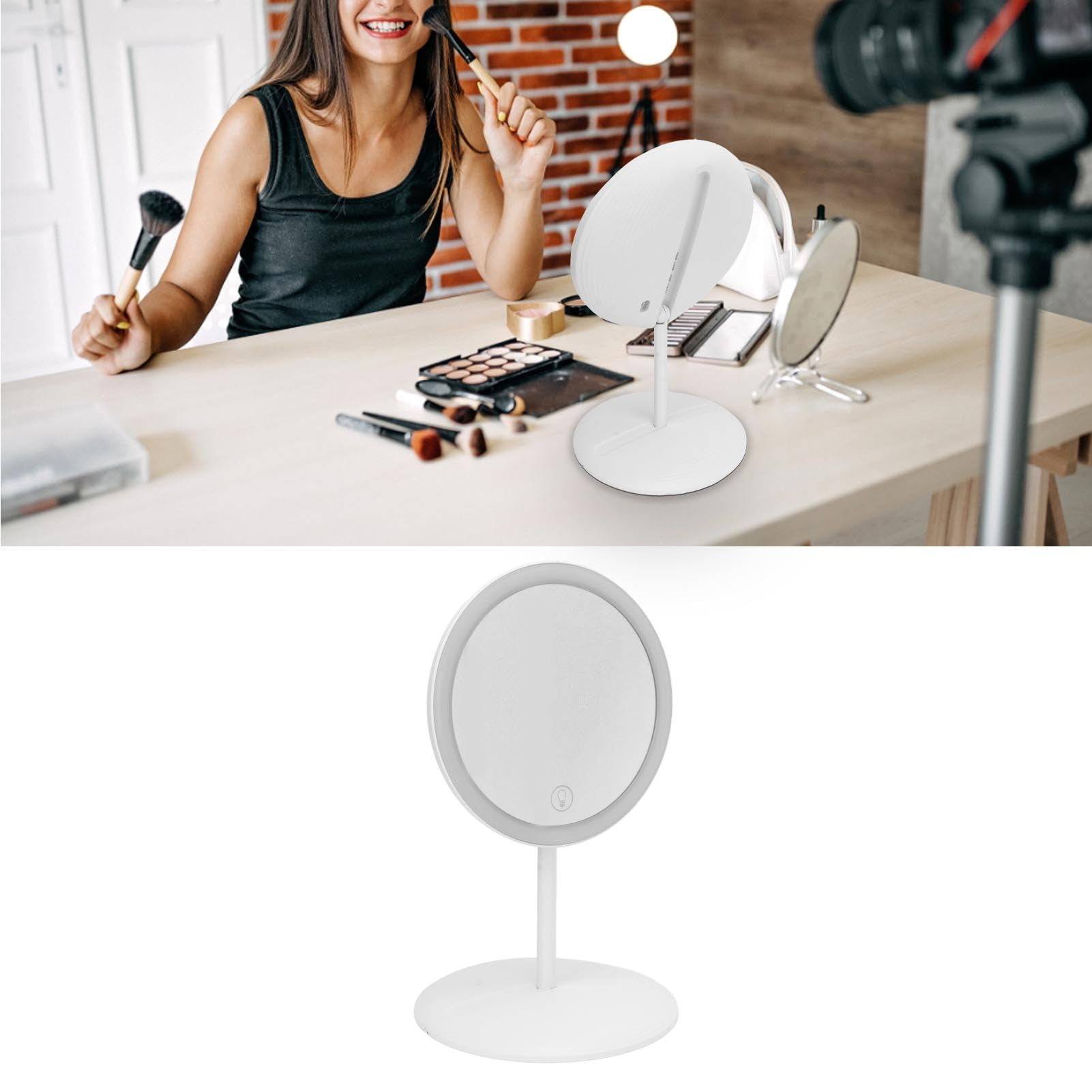 Eine Frau hält Make-up-Pinsel und lächelt. Ein beleuchteter Spiegel, Make-up und eine Kamera stehen auf dem Tisch.