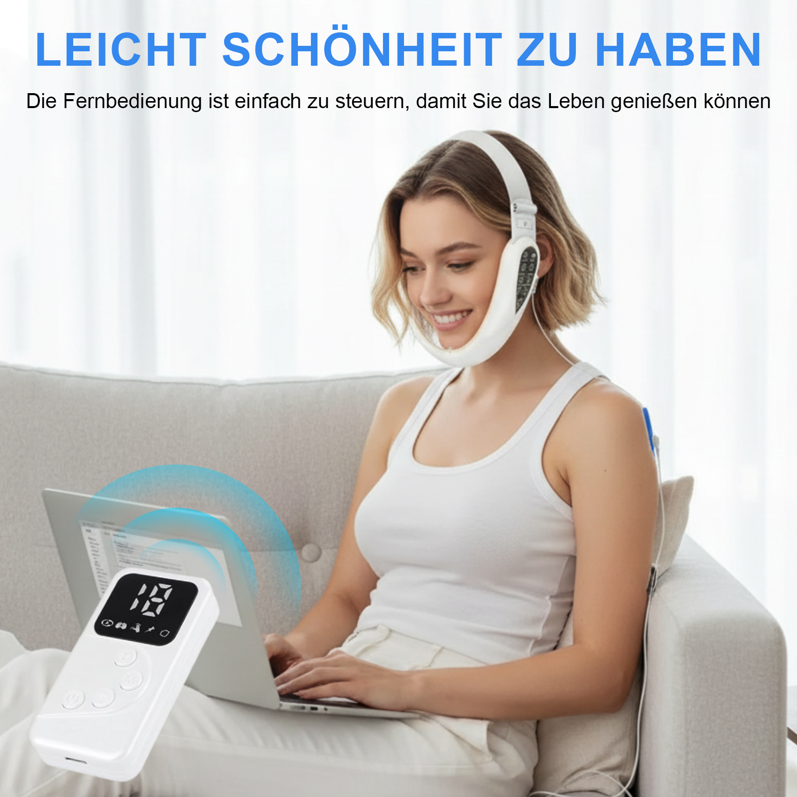 Frau mit Gesichtsgerät sitzt auf Couch mit Laptop. Fernbedienung im Vordergrund.