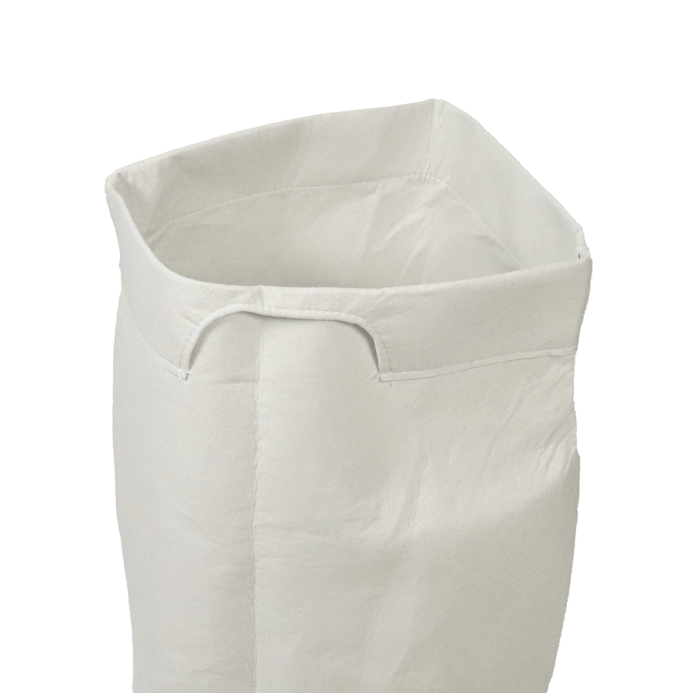 Nahaufnahme einer weißen Stofftasche. Sie hat eine offene Oberseite mit Griffen und eine strukturierte Oberfläche.