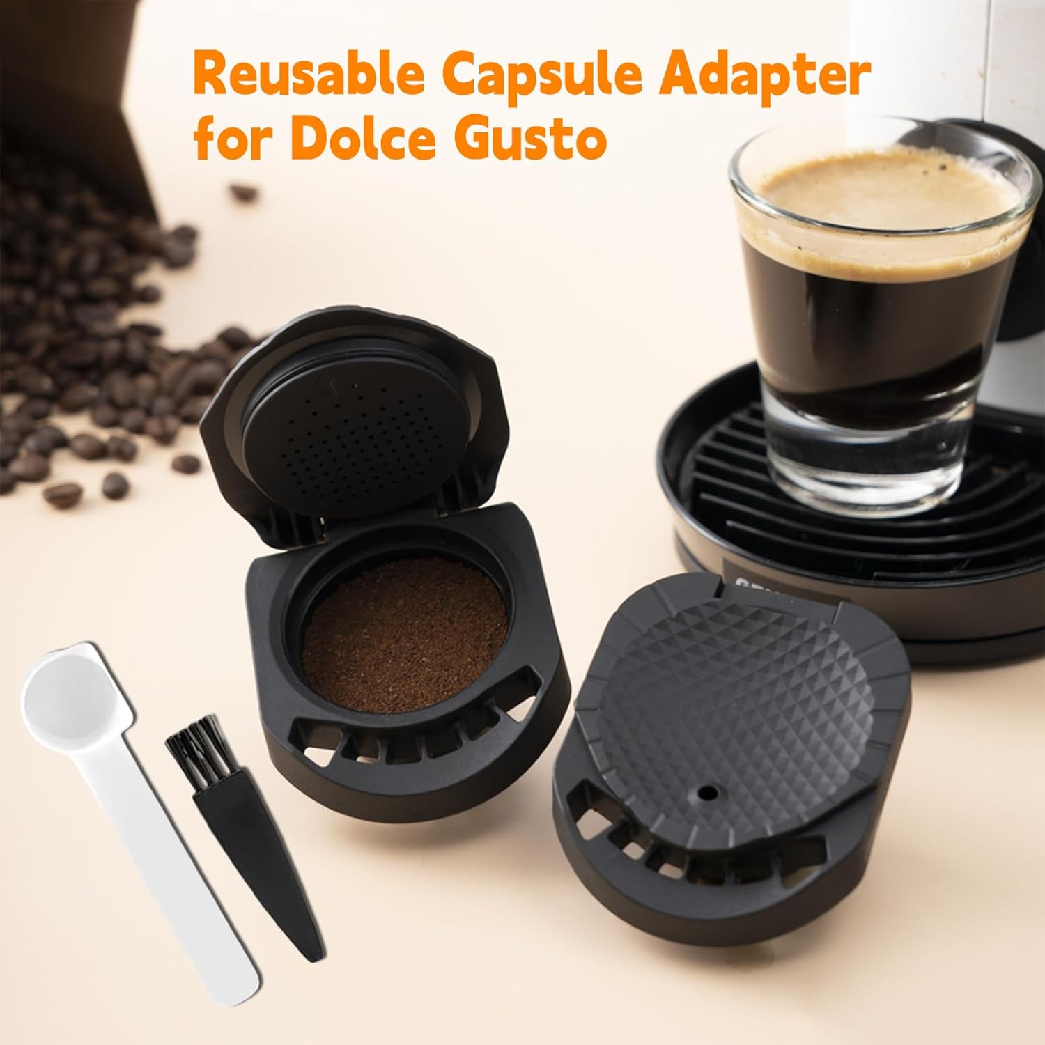 Das Bild zeigt einen wiederverwendbaren Kapseladapter für Dolce Gusto, Kaffee, Werkzeuge und eine Kaffeemaschine mit Kaffee in einem Glas.