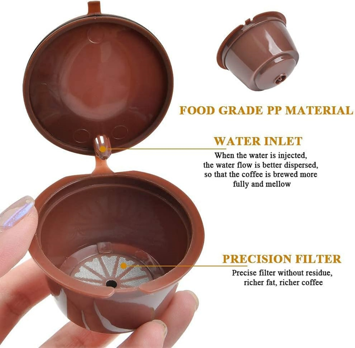 Eine braune Kaffeepads ist geöffnet und zeigt den Innenfilter. Ein weiteres Pad befindet sich darüber. Text beschreibt Wassereinlass und Präzisionsfilter.