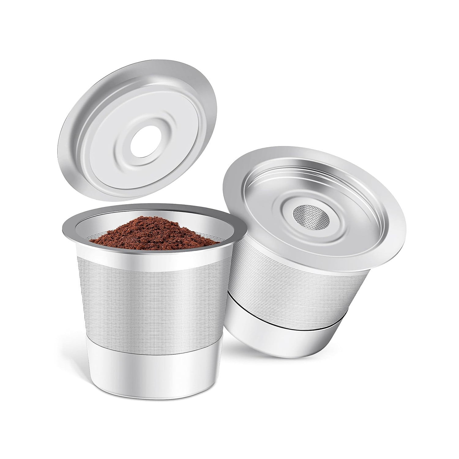 Drei silberne Kaffeepads mit Kaffeesatz. Ein Pad ist offen mit Kaffee, die anderen beiden sind geschlossen mit Deckeln.