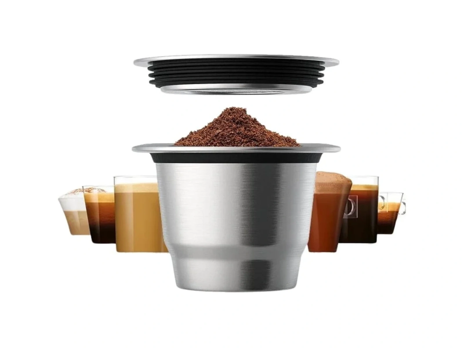 Kaffeepod aus Edelstahl mit Kaffeepulver, Deckel und Kaffeegläsern auf weißem Hintergrund.