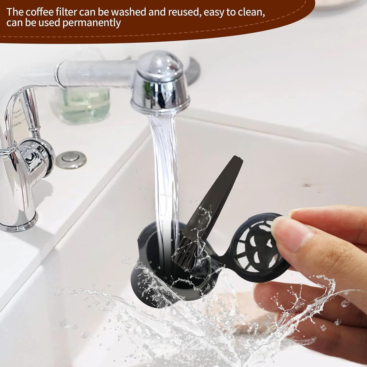 Eine Hand hält einen schwarzen Kaffeefilter unter fließendem Wasser aus einem verchromten Wasserhahn in einem weißen Waschbecken.