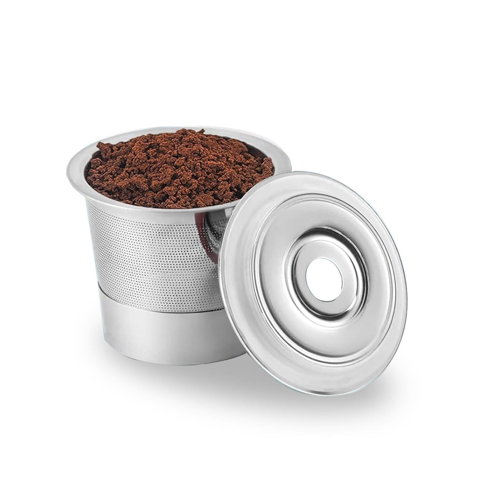Ein Edelstahl-Tee-Infuser gefüllt mit braunen Teeblättern, mit einem Deckel an der Seite, auf weißem Hintergrund.