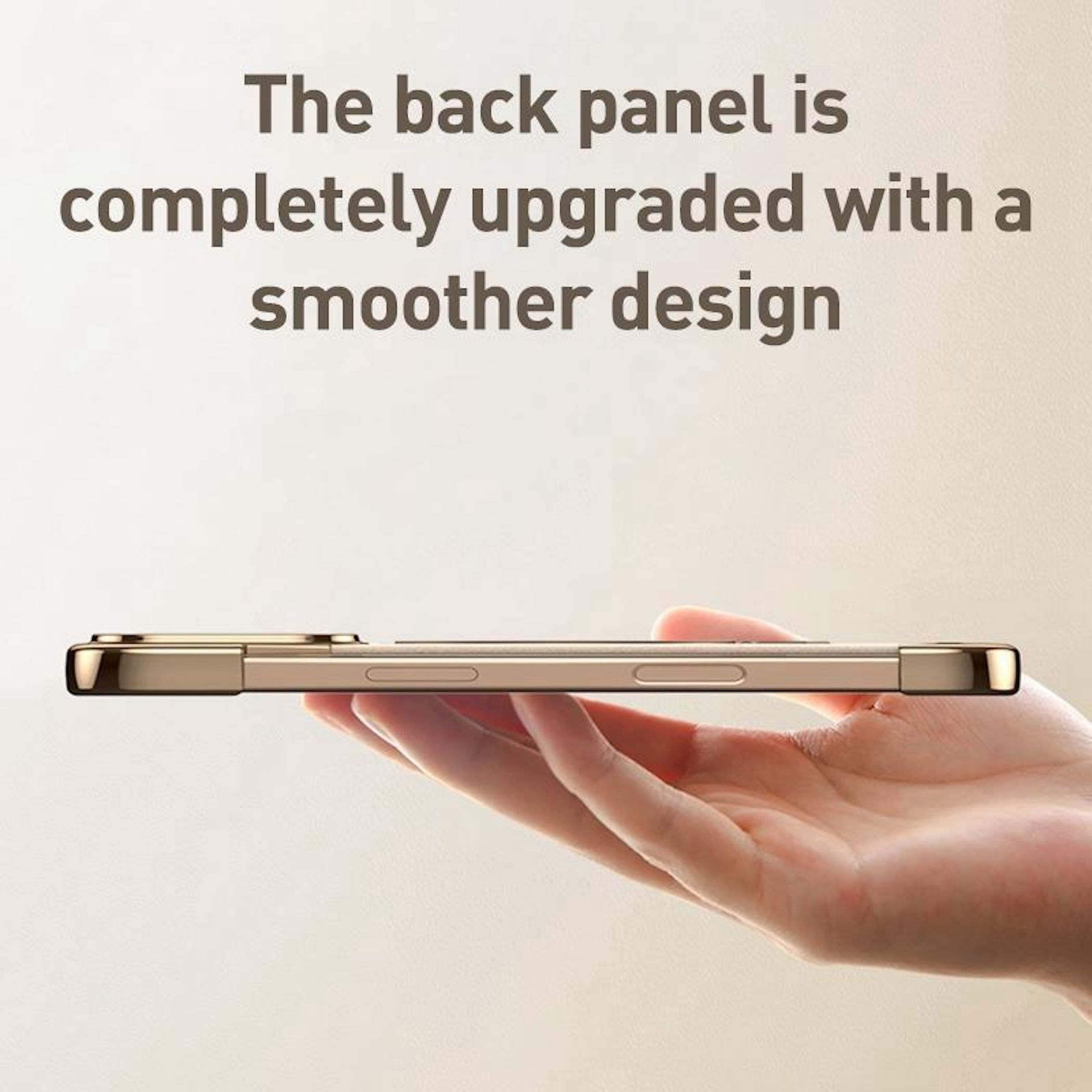 Eine Hand, die ein goldenes Telefon hält. Darüber steht: 'Die Rückseite wurde mit einem glatteren Design komplett überarbeitet.'