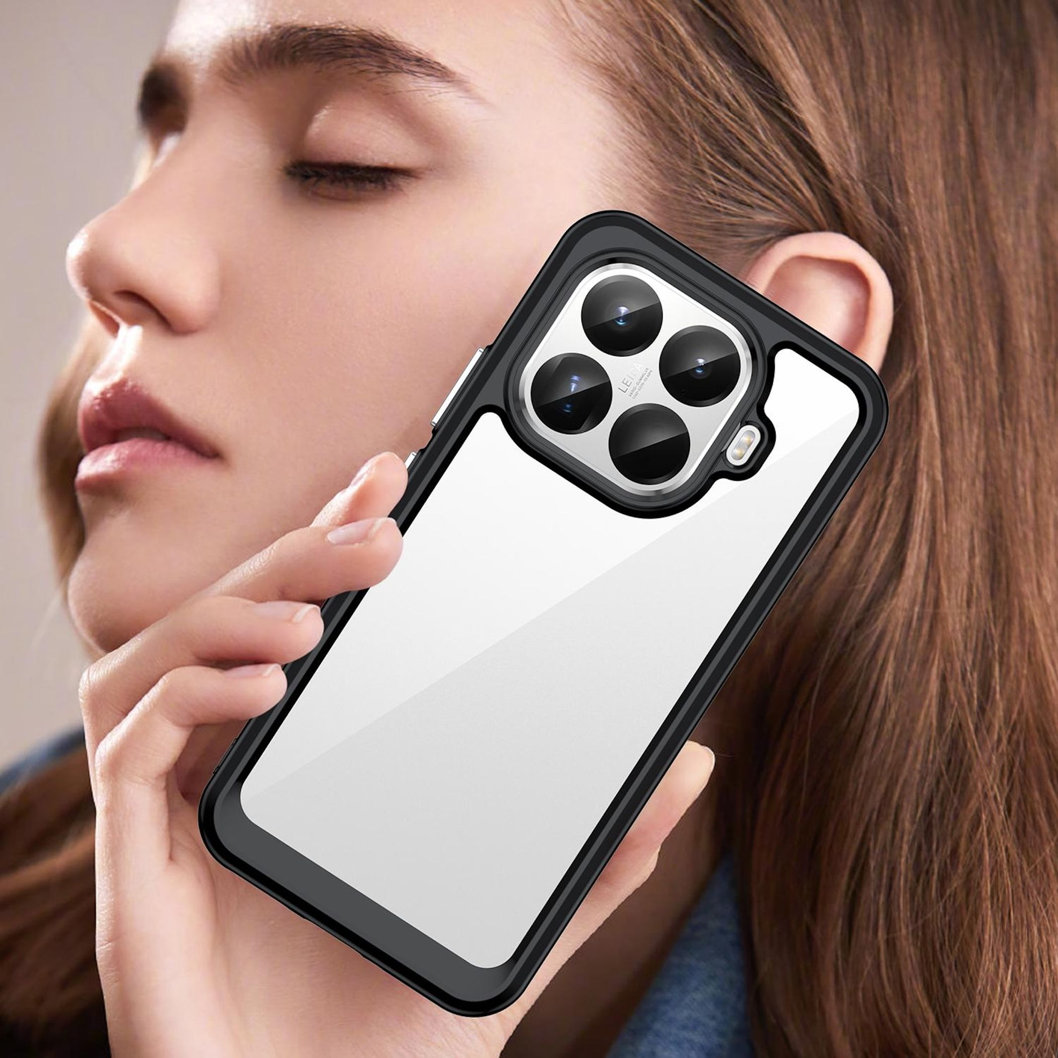 Eine Frau hält ein Telefon mit einer transparenten Hülle. Das Telefon hat mehrere Objektive. Der Hintergrund ist unscharf.