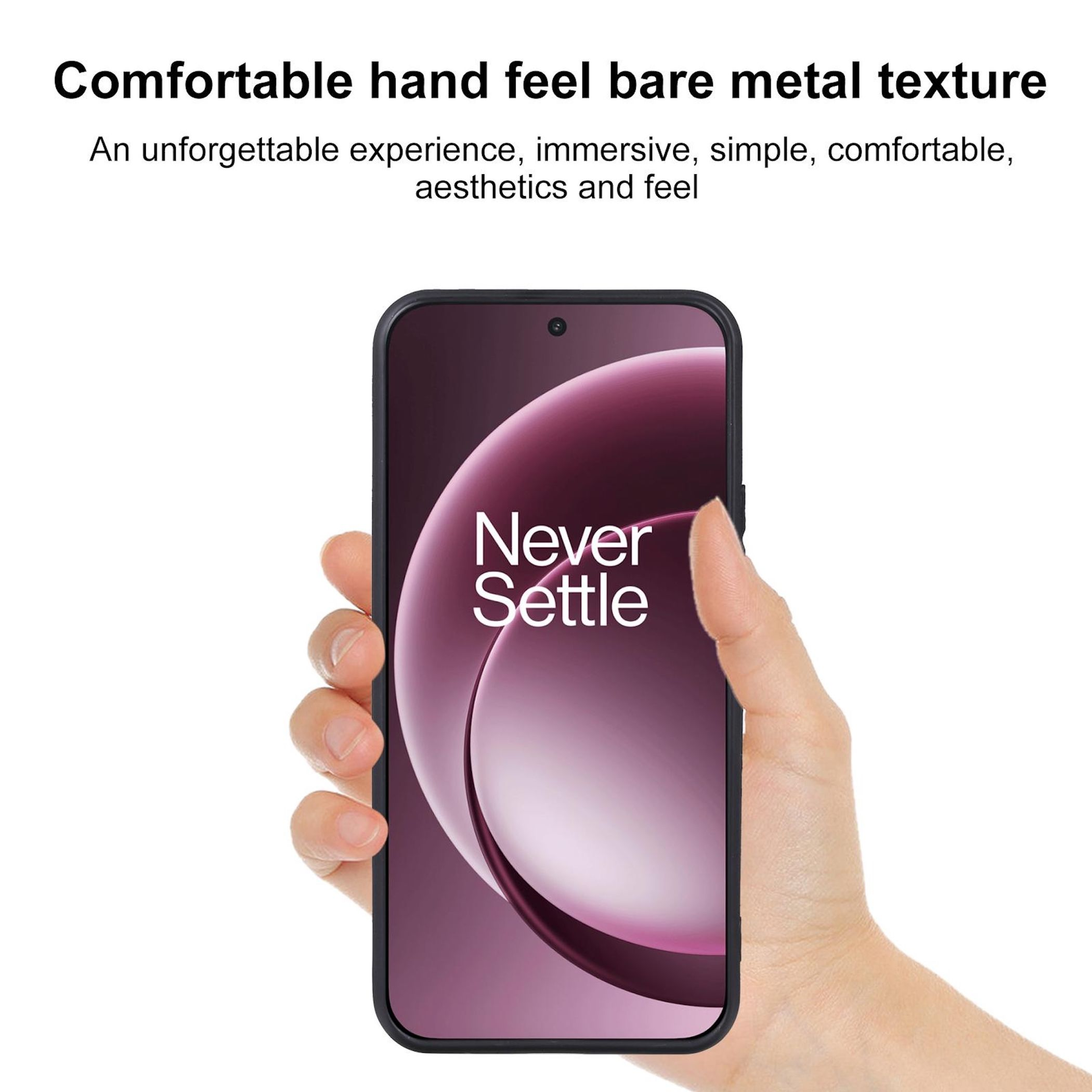 Eine Hand hält ein Telefon. Das Telefon zeigt ein lila-weißes Design mit 'Never Settle'.
