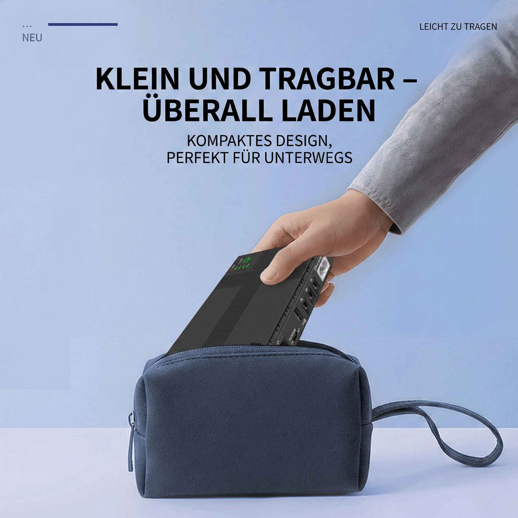 Eine Hand legt ein schwarzes rechteckiges Gerät in einen kleinen blauen Beutel. Text: klein und tragbar, kompaktes Design, leicht zu transportieren.