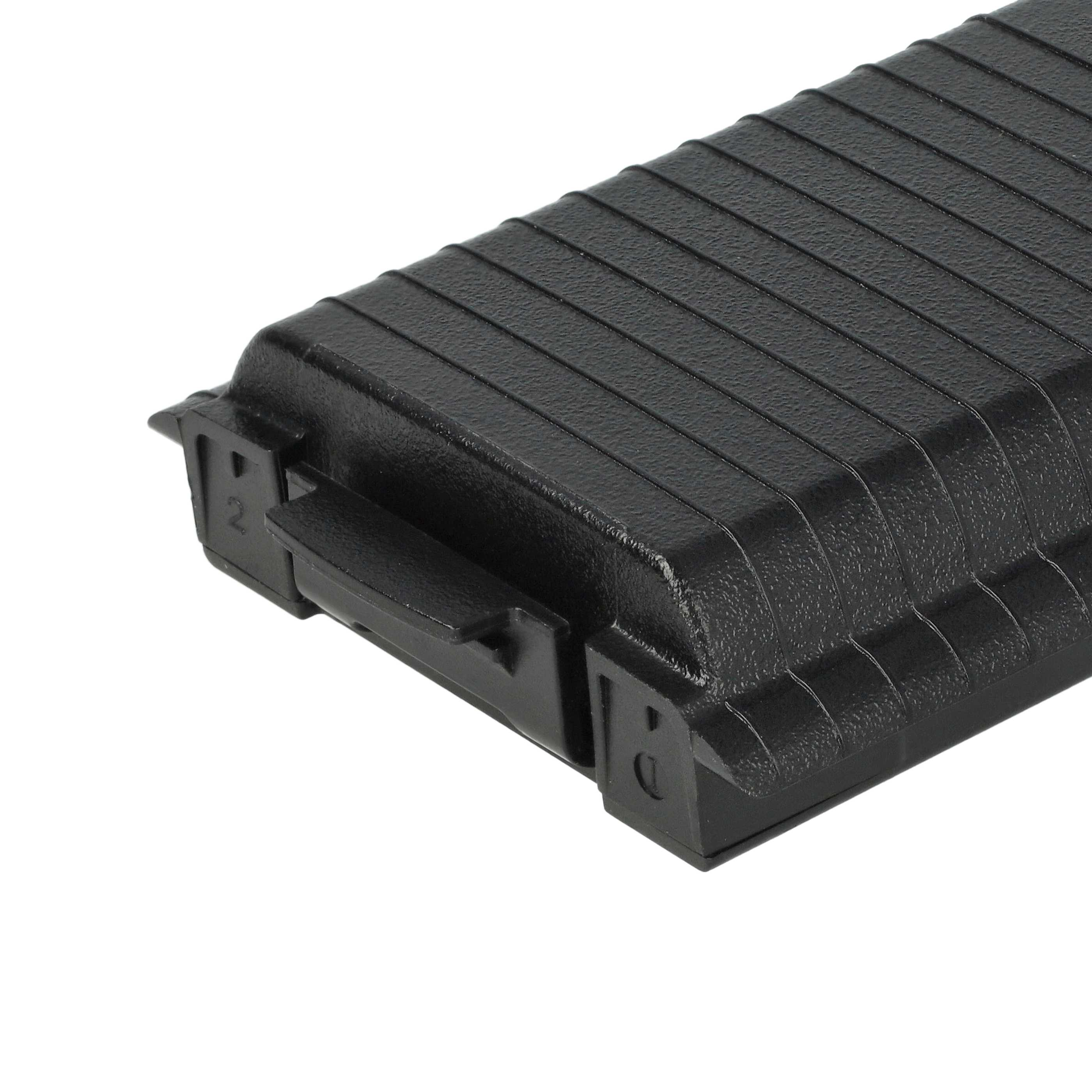 Nahaufnahme einer schwarzen Plastikbox. Sie hat parallele Rippen und eine Verriegelung, vor weißem Hintergrund.