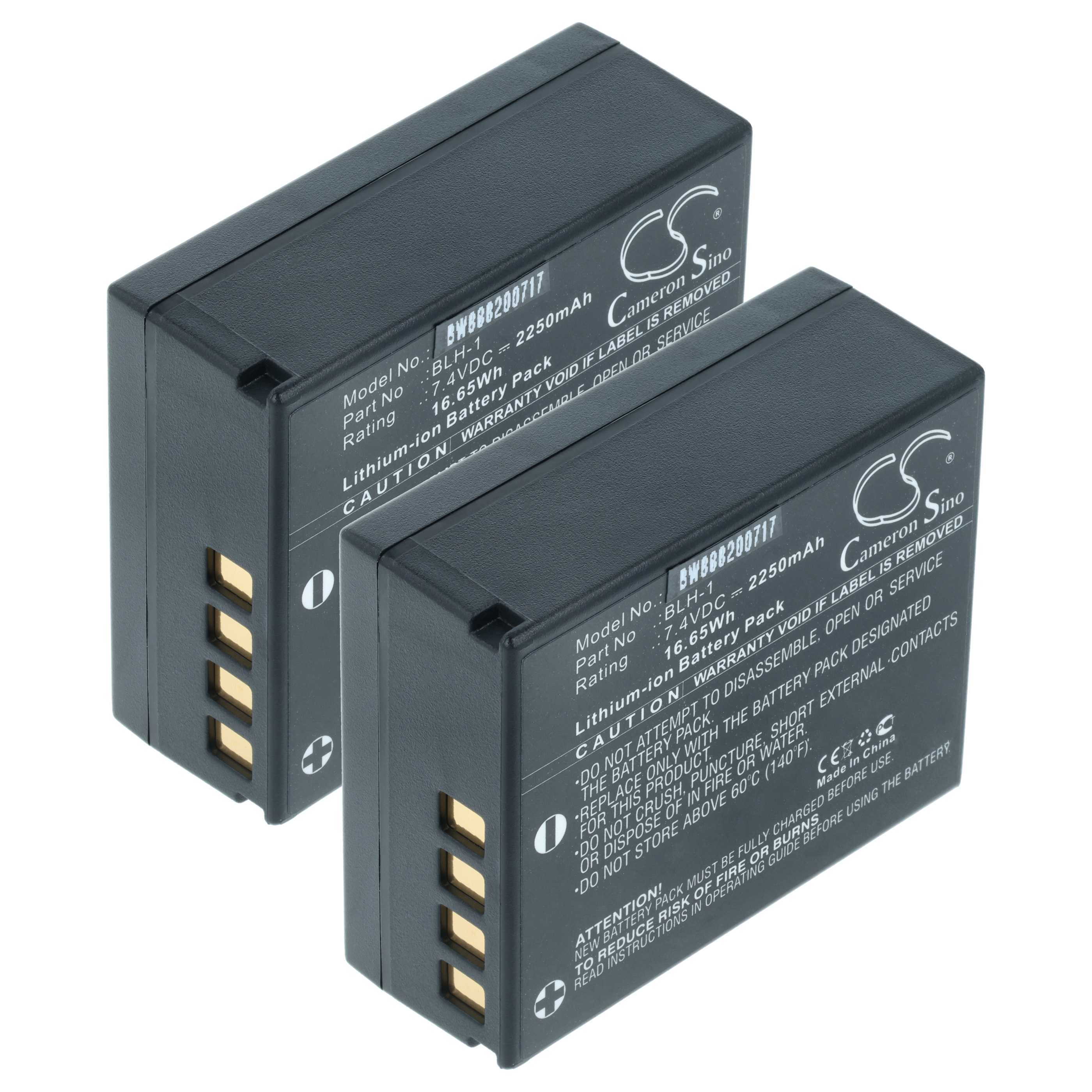 Zwei schwarze rechteckige Batterien mit Spezifikationen. Der Hintergrund ist weiß.